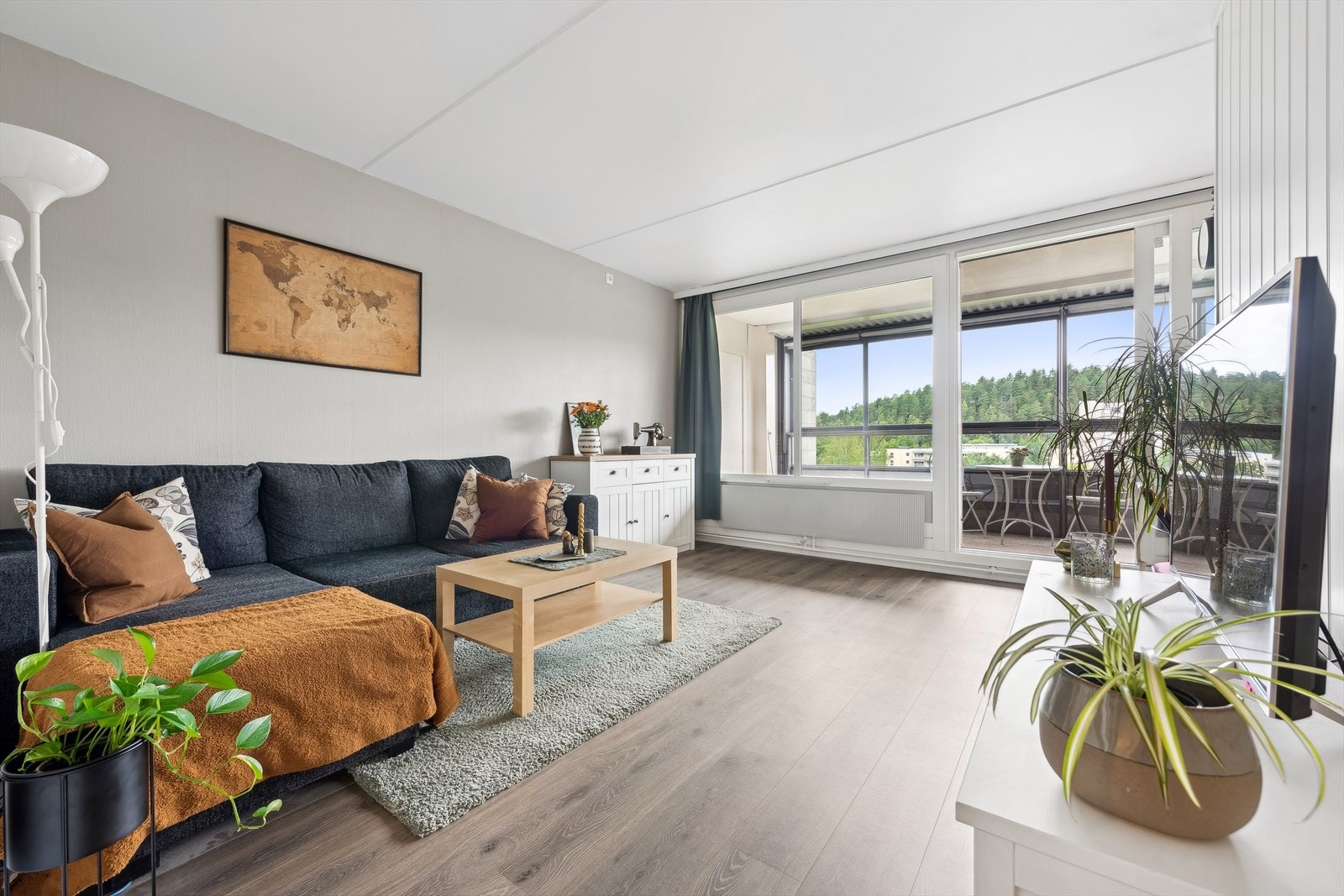 Innbydende ettromsleilighet i 7. etg med heis, fyring/varmtvann inkl., innglasset balkong med flott utsikt og gode solforhold. Galleribilde