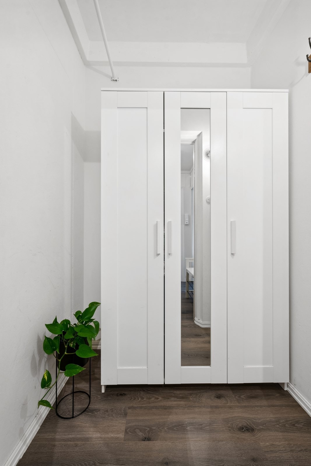Det er god oppbevaringsplass i garderobeskap ved entreen. Galleribilde