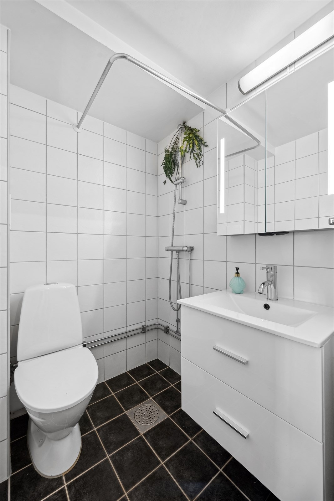 Badet har adkomst fra gangen, og er pent flislagt med lyse gulv- og veggfliser. Det er varmekabler i gulv. Galleribilde