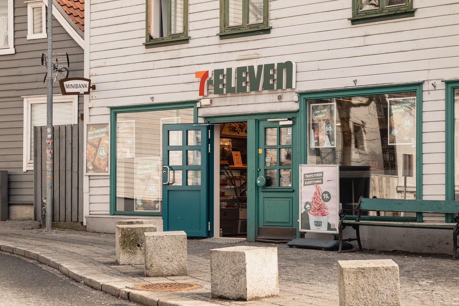 Støletorget ligger ca. 2 minutts gange fra ytterdøren, og her finner man Meny, post i butikk, apotek og 7-eleven Galleribilde