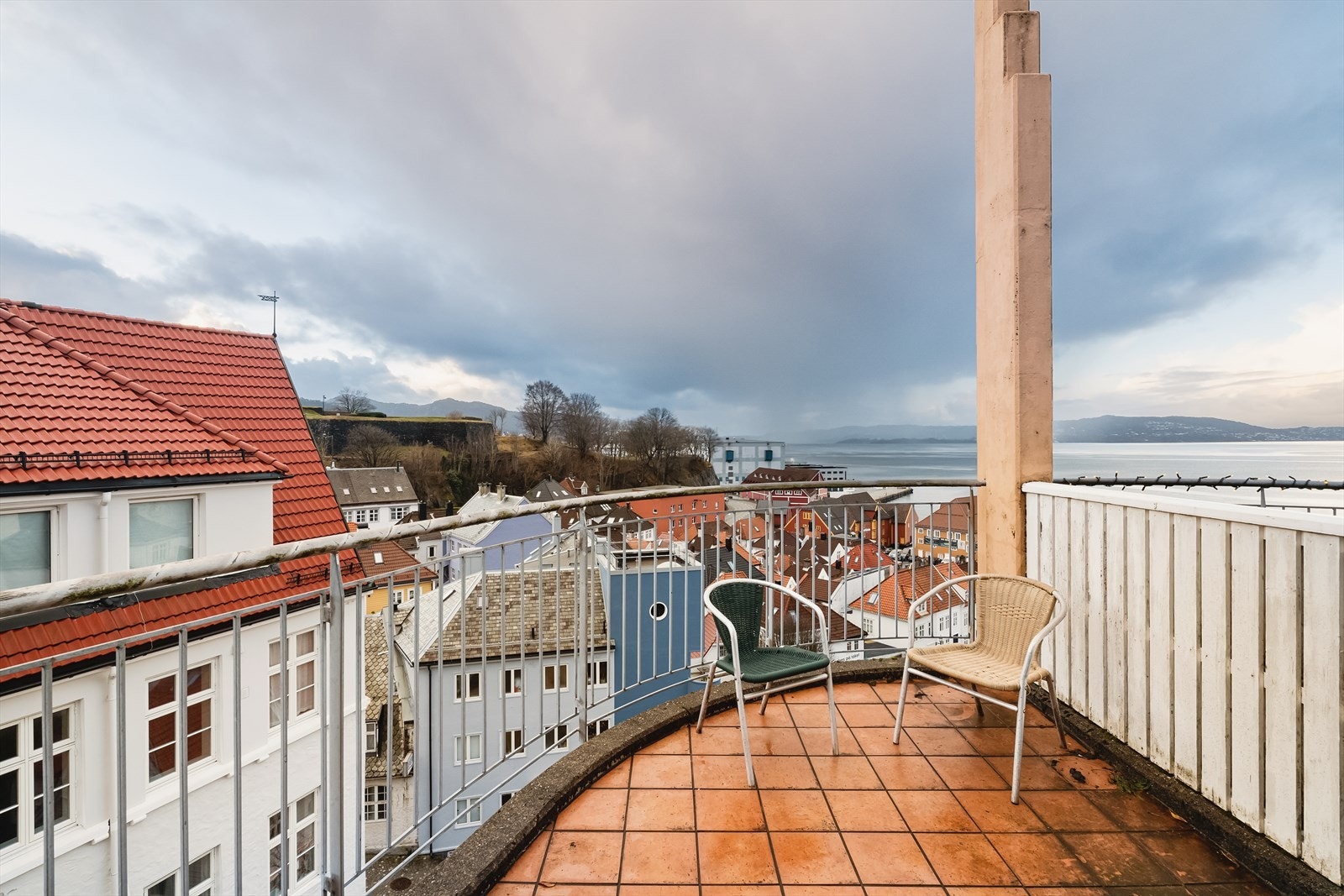 Fra stuen er det utgang til en balkong med fantastisk utsikt over nærområdet og Byfjorden Galleribilde