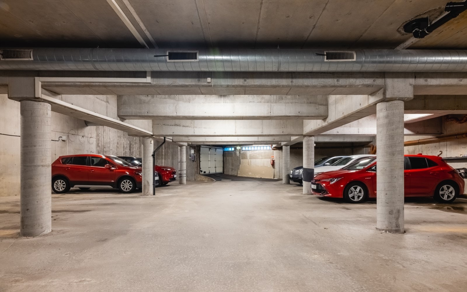 Fast parkeringsplass i felles garasjeanlegg med ladepunkt Galleribilde