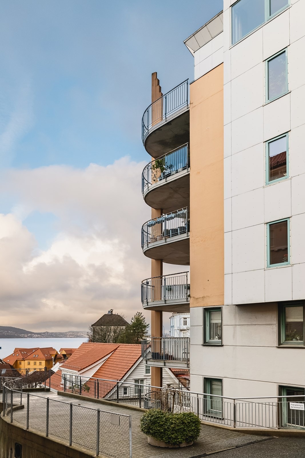 Leiligheten befinner seg på toppen og har fantastisk sol- og utsiktsforhold Galleribilde