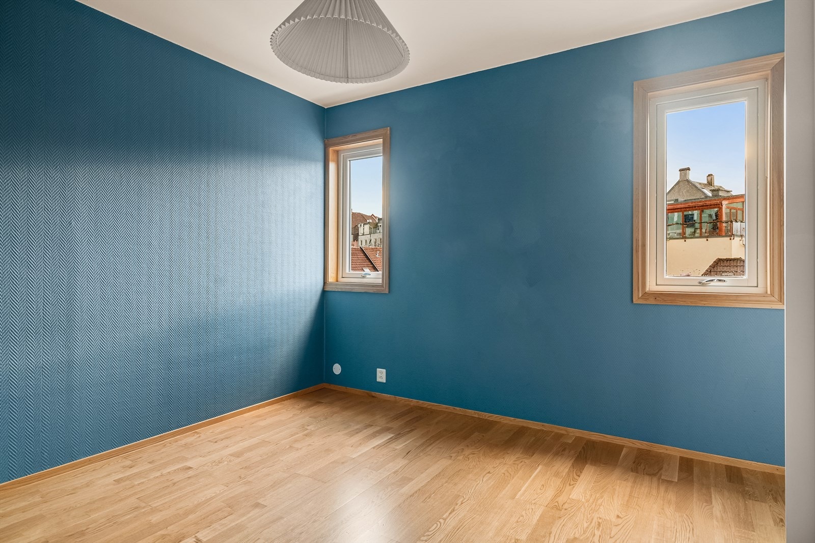 Soverommet nærmest kjøkken/stue er av god størrelse med plass til seng og nattbord mm. Galleribilde