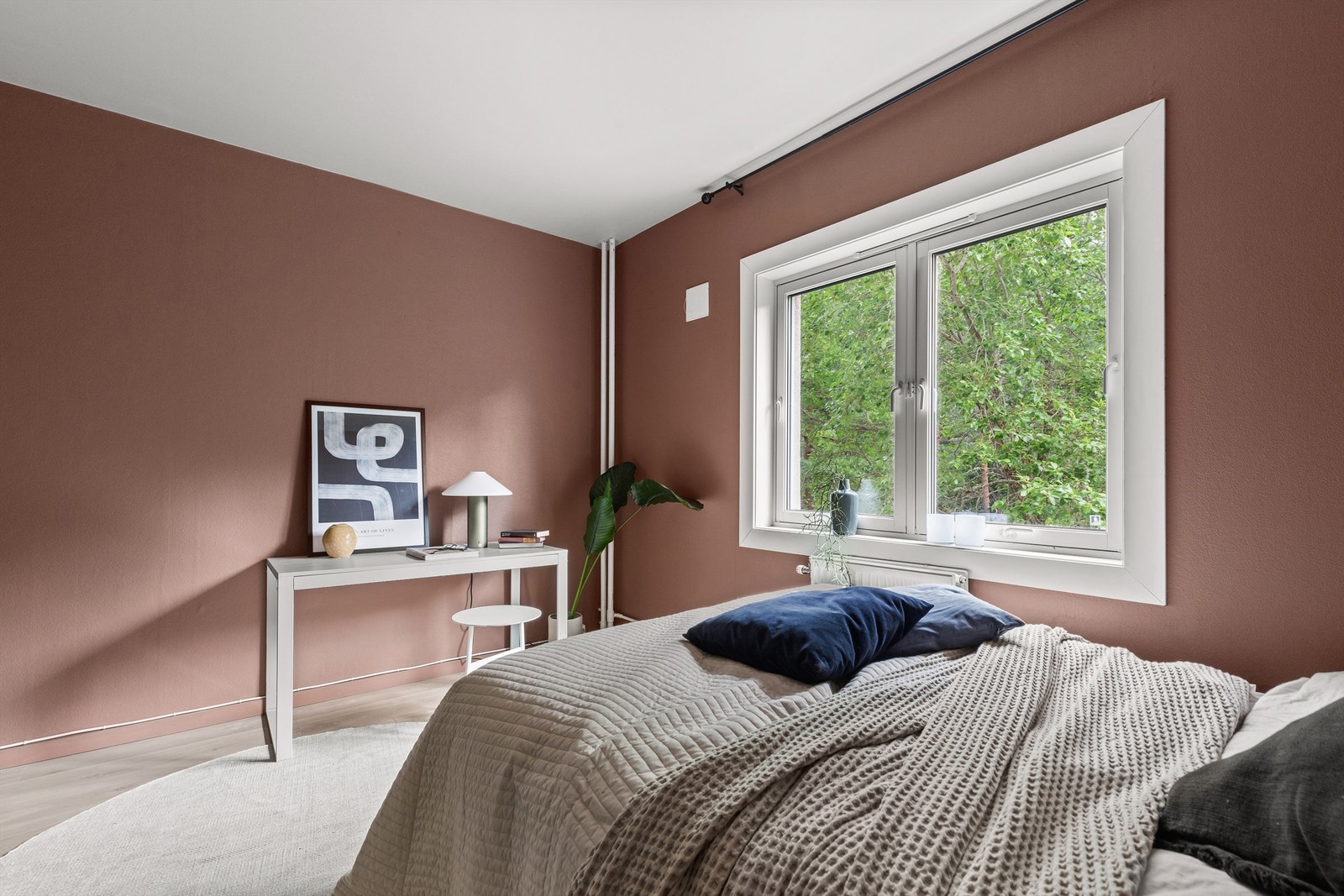 Rommet er holdt i lune og behagelige nyanser - perfekte for soverommet! Galleribilde