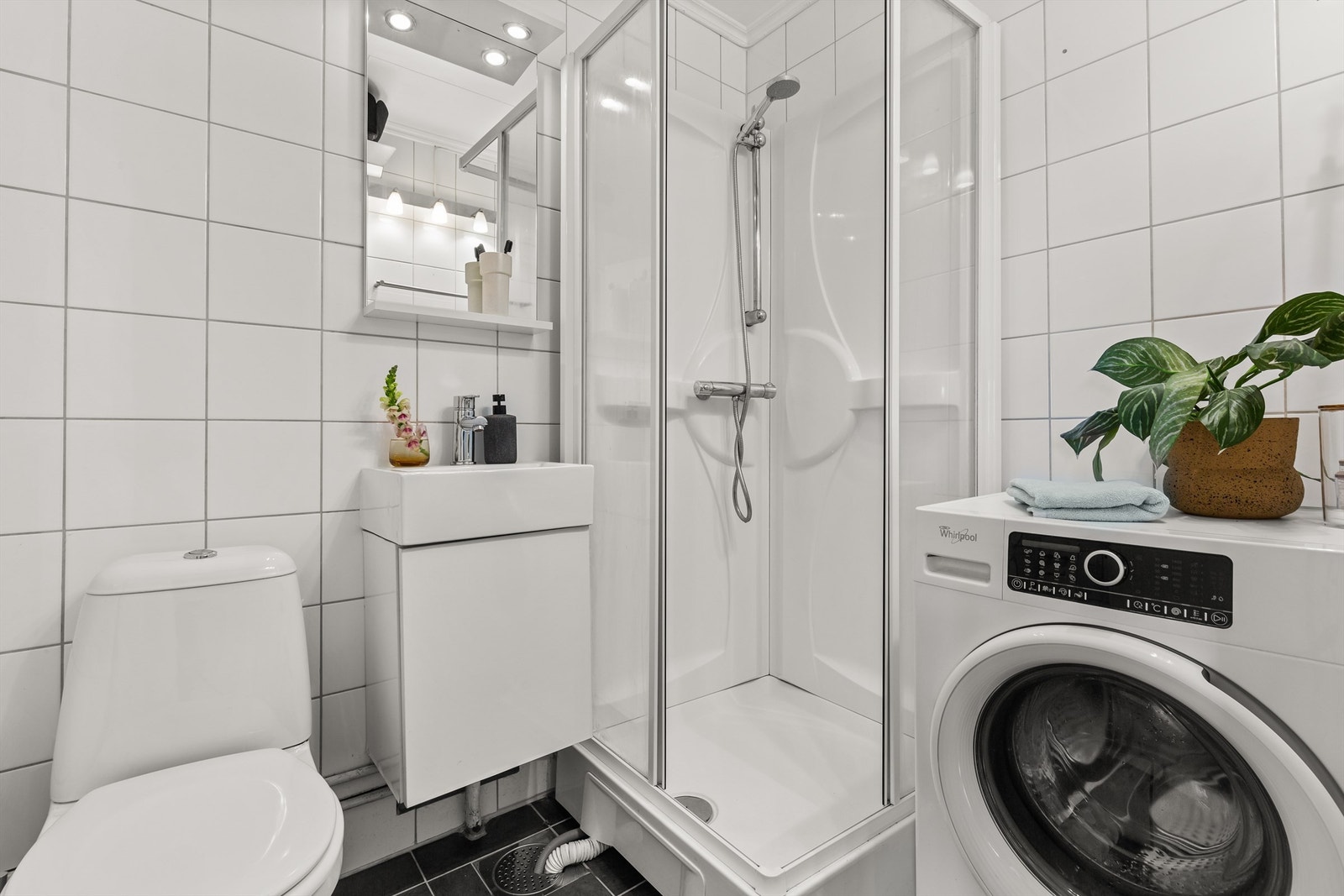 Badet er flislagt på gulv og vegger og ble overflateoppusset i 2006. Baderomsinnredningen består blant annet av servantskap med servant. Over servanten er det speil på vegg. Galleribilde