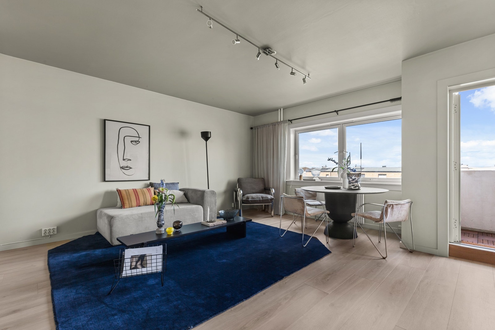 Store vindusflater bidrar til rikelig med lysinnslipp og skaper en lys og luftig atmosfære i boligen. Galleribilde