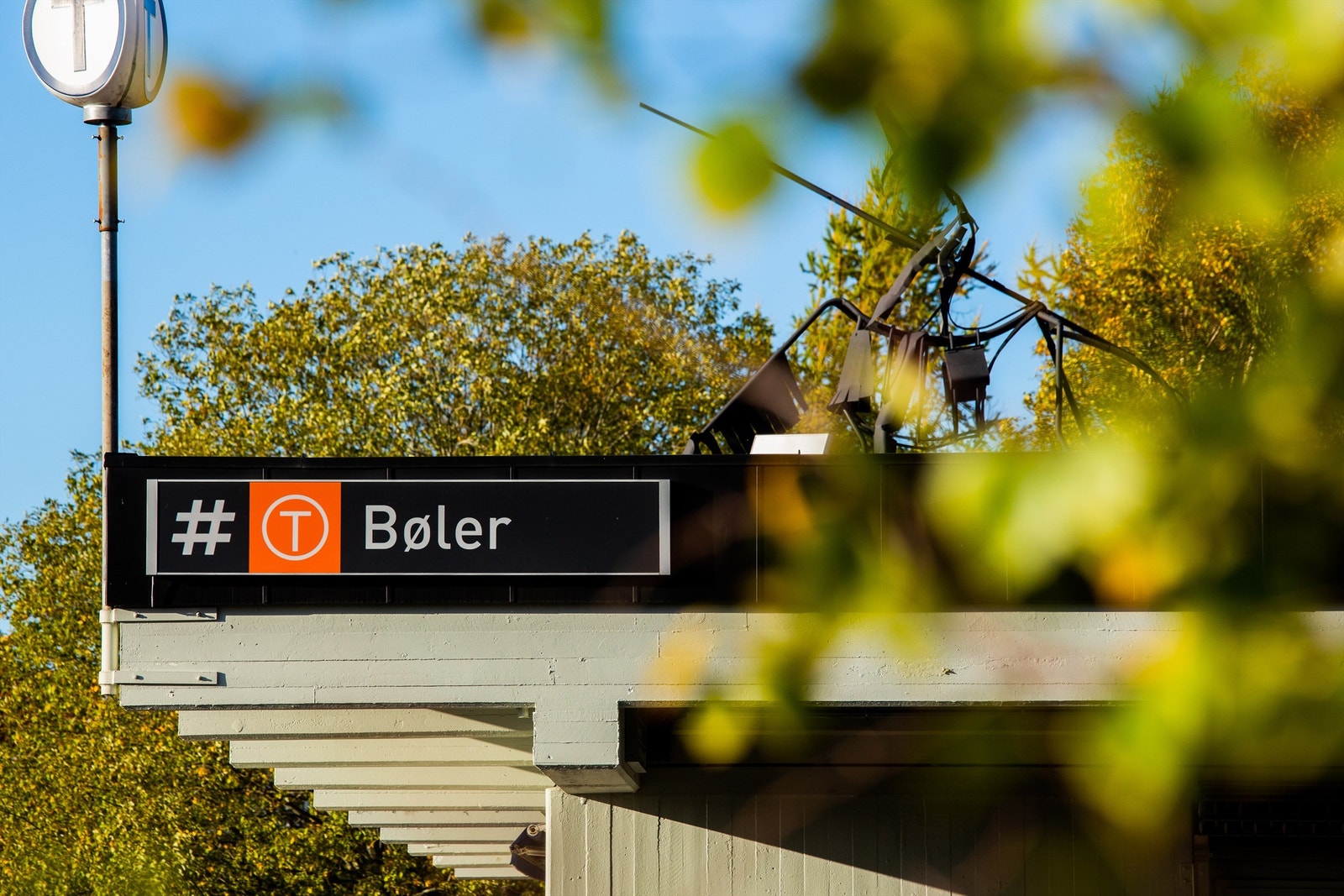 Ca. 3-5 min. gange til Bøler T-banestasjon (Linje 3), som tar deg til Oslo sentrum på ca. 18 minutter. Galleribilde