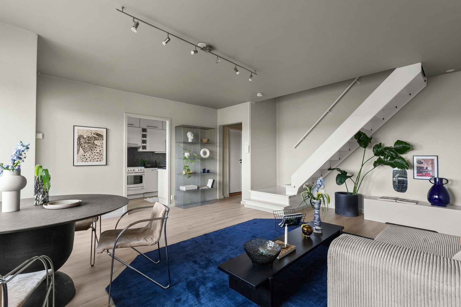 I stuen er det også en naturlig og fin plass for å innrede med et spisebord med gode muligheter for å invitere venner og familie på middag. Galleribilde