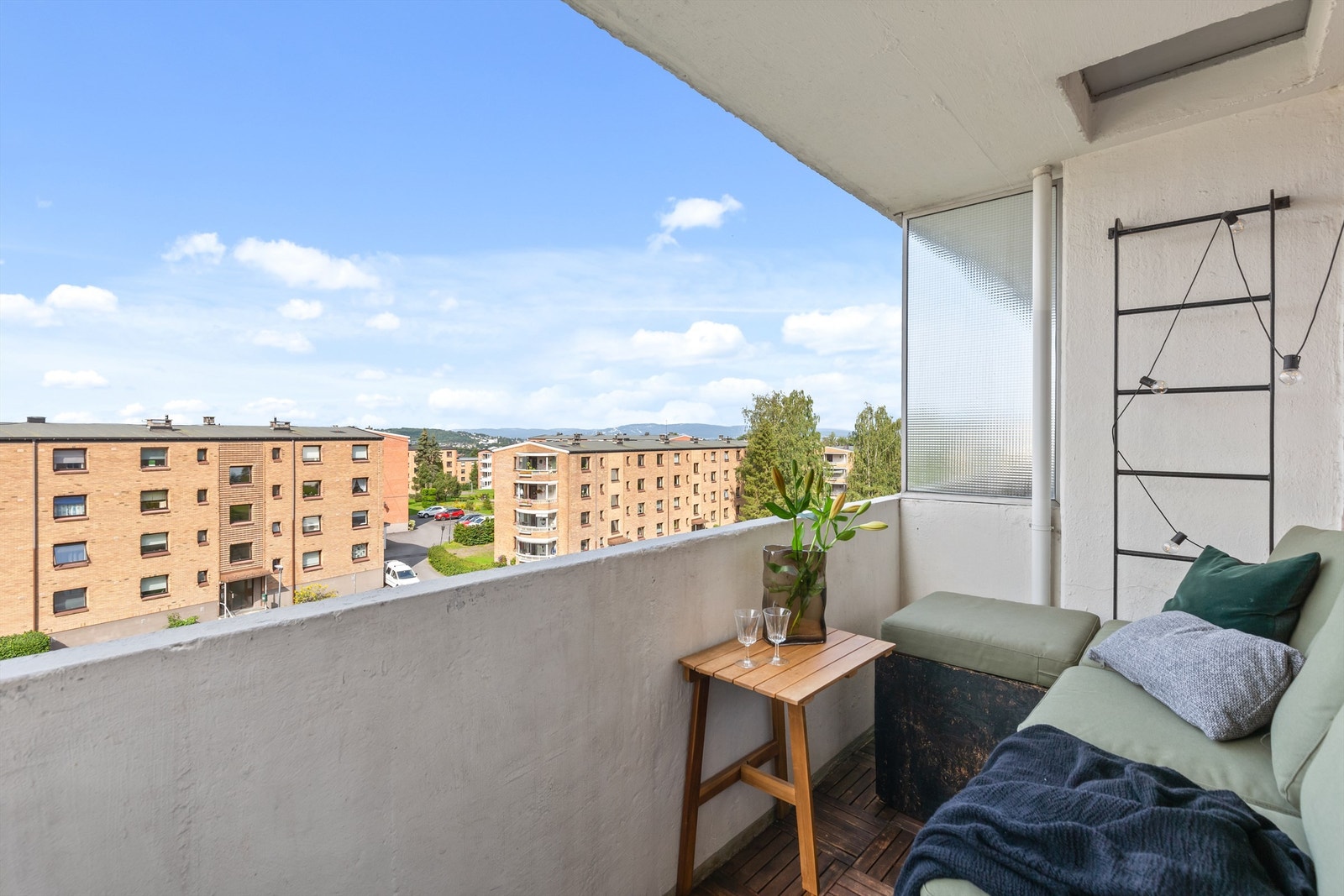 På sommerstid oppleves balkongen som en naturlig forlengelse av stuen. Selger informerer om gode solforhold med sol fra ca. 14:00 til 22:30 på sommeren. Galleribilde