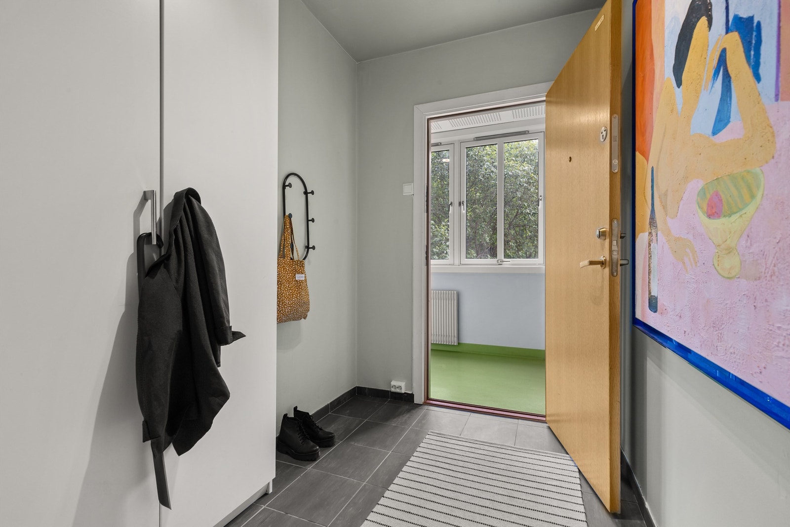 Her er det god plass til å henge fra seg yttertøyet og sette fra seg sko. Galleribilde