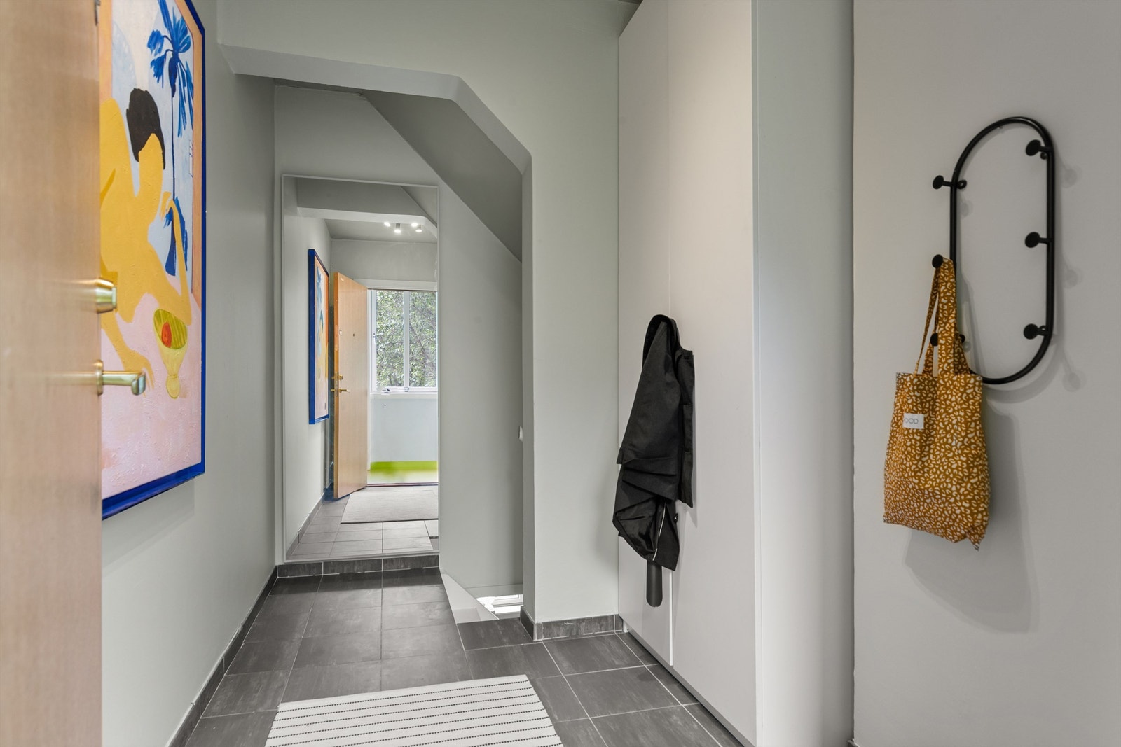 Velkommen inn! Leilighetens entré er innbydende og gir et godt førsteinntrykk av boligen. Galleribilde