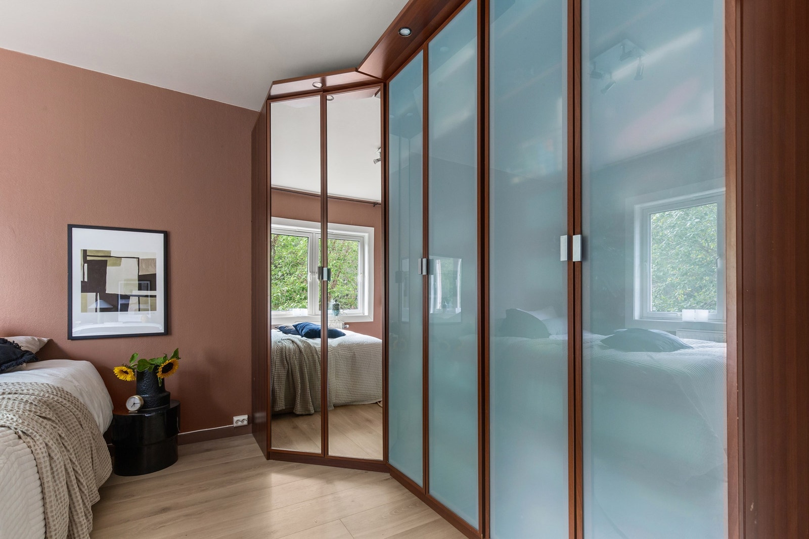 Det er god plass for ønsket oppbevaringsmøblement. Galleribilde