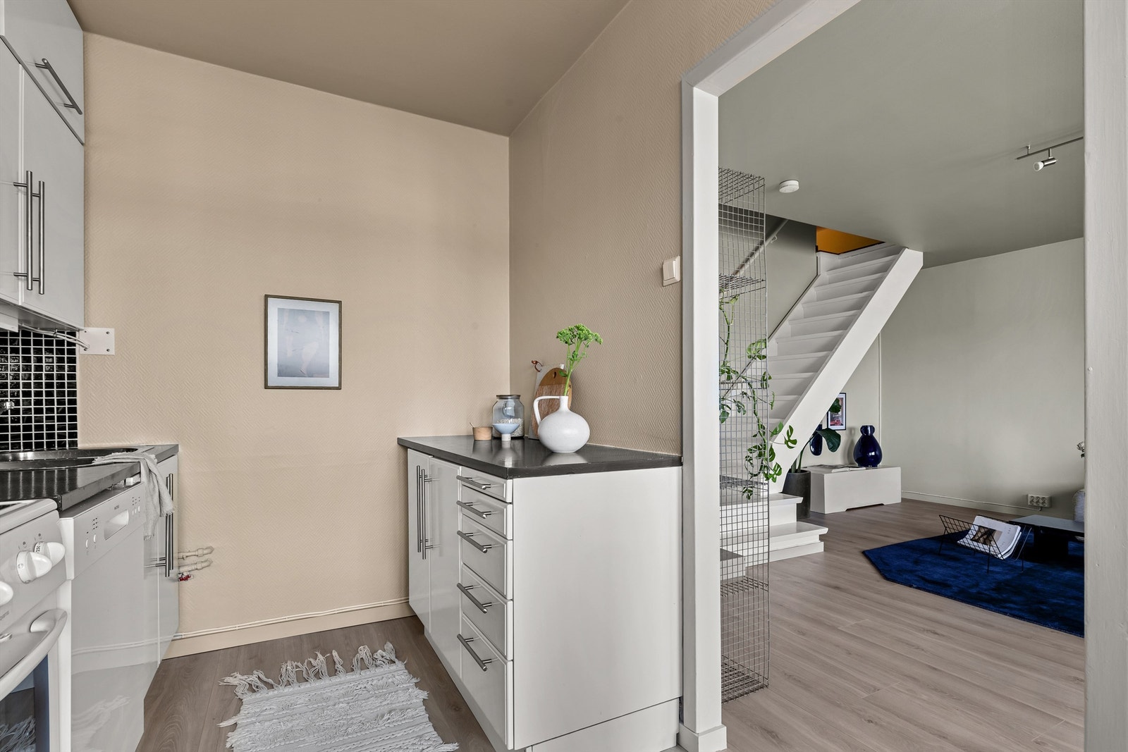 Den gode benkeplassen gjør det enkelt å diske opp lekre middager. Det er rikelig med oppbevaringsplass i både skuffer og skap. Galleribilde