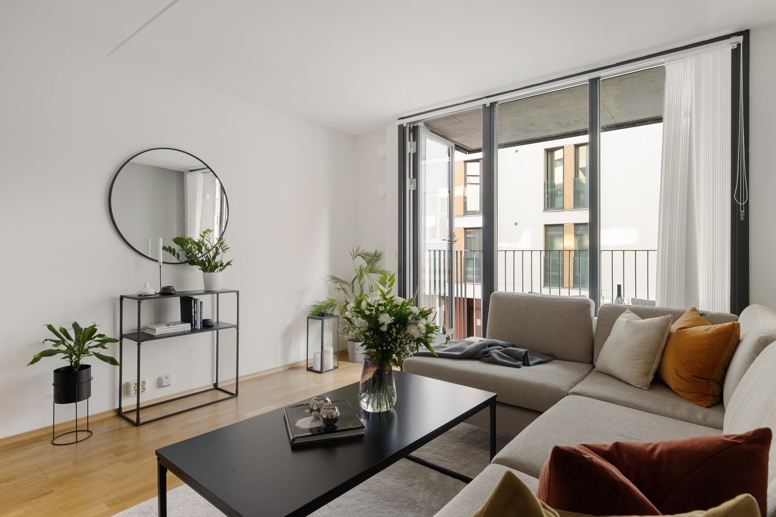 Lys og innbydende 2-roms leilighet med super attraktiv beliggenhet i hjerte av Oslo nær Grünerløkka, her bor du svært sentralt med nærhet til at Oslo har å by på! Galleribilde