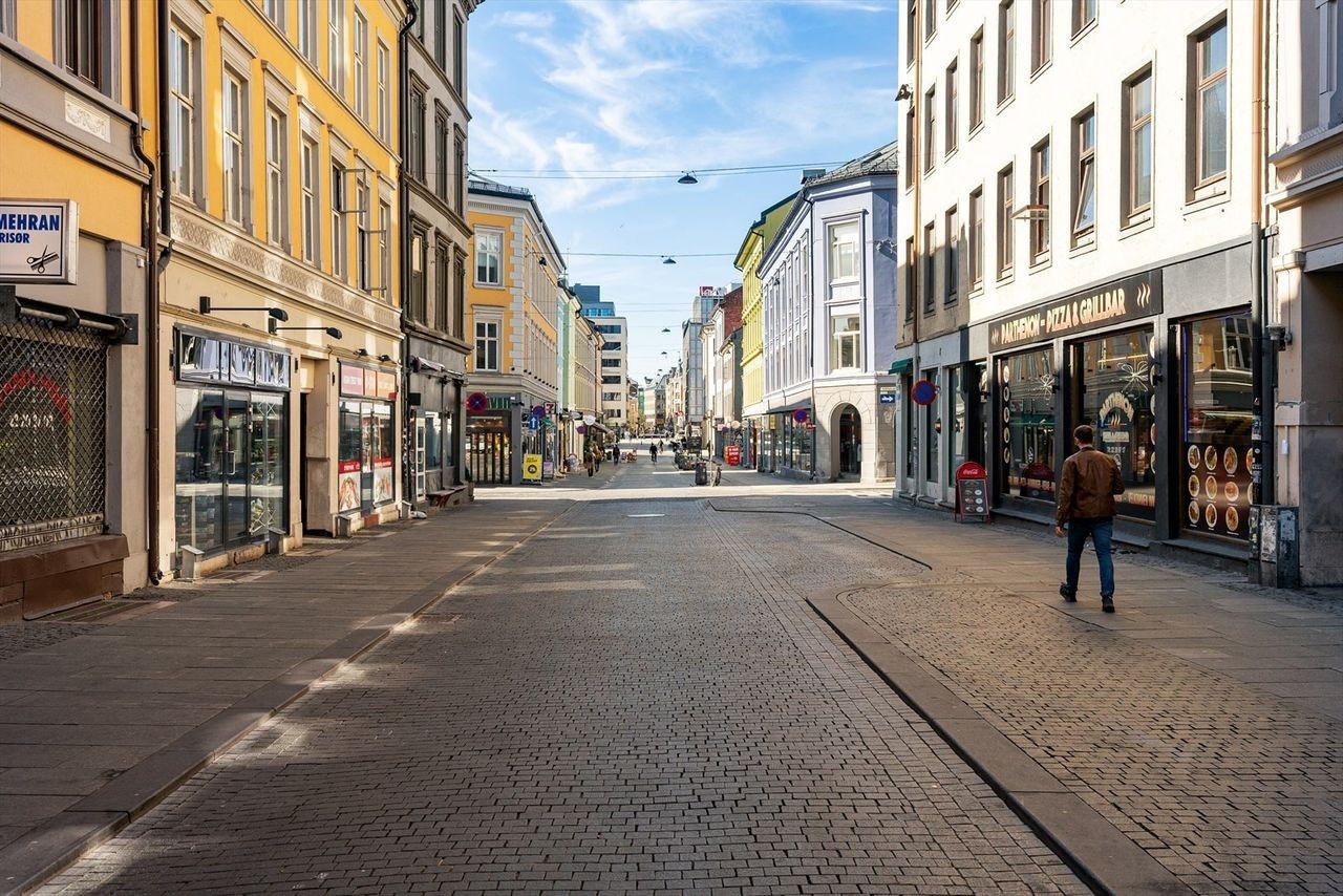 Torggata ligger like utenfor. Gaten har blitt oppgradert i de senere år og har fått mange nye butikker. Galleribilde