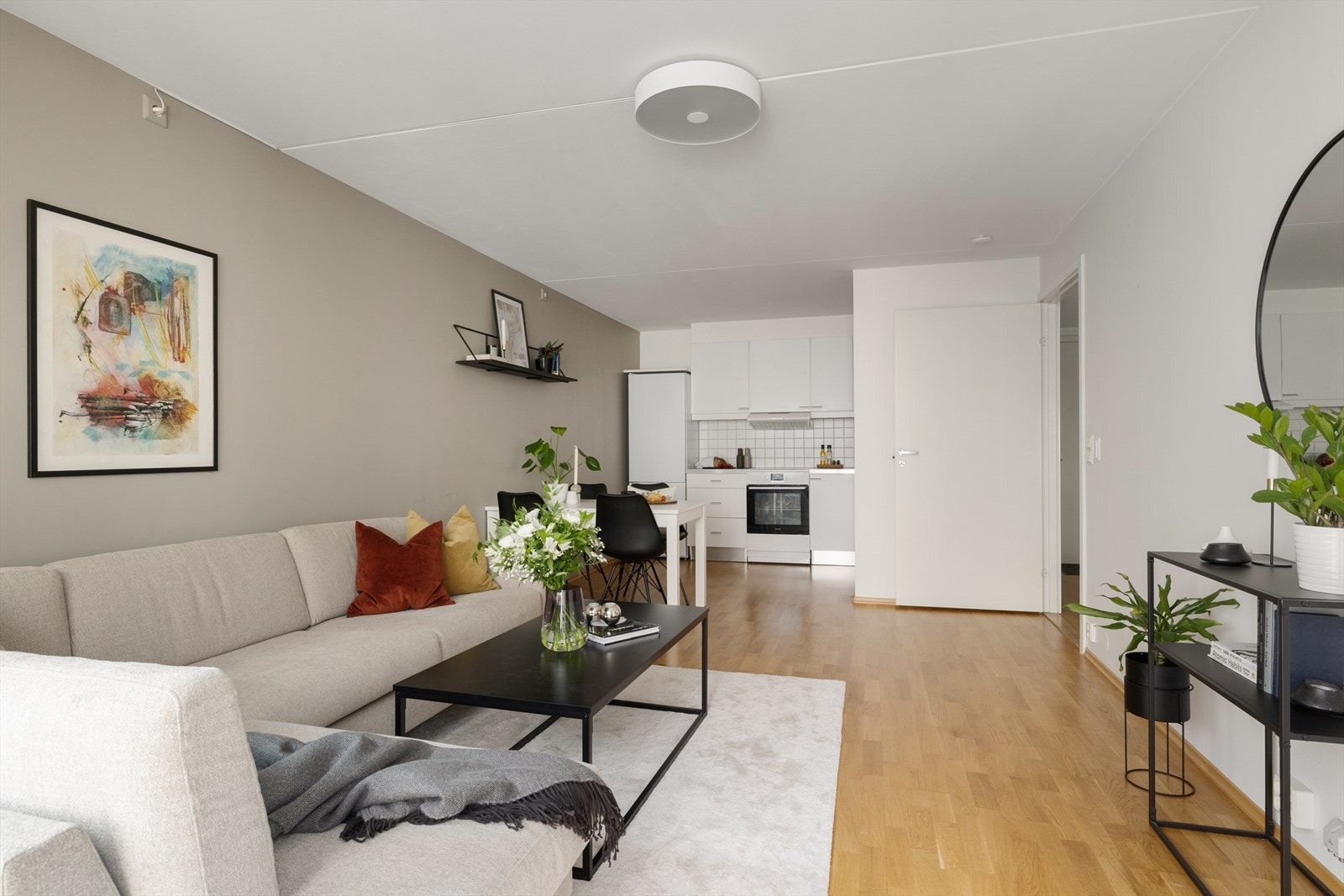 Lys og luftig stue med en utforming som gjør det enkelt å møblere. Galleribilde