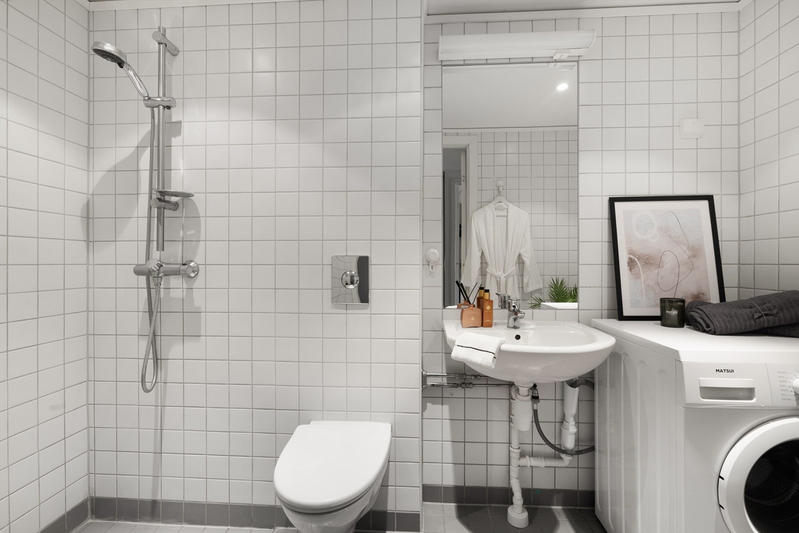 Her har opplegg og plass til vaskemaskin og badet er innredet med dusjarmatur. Galleribilde