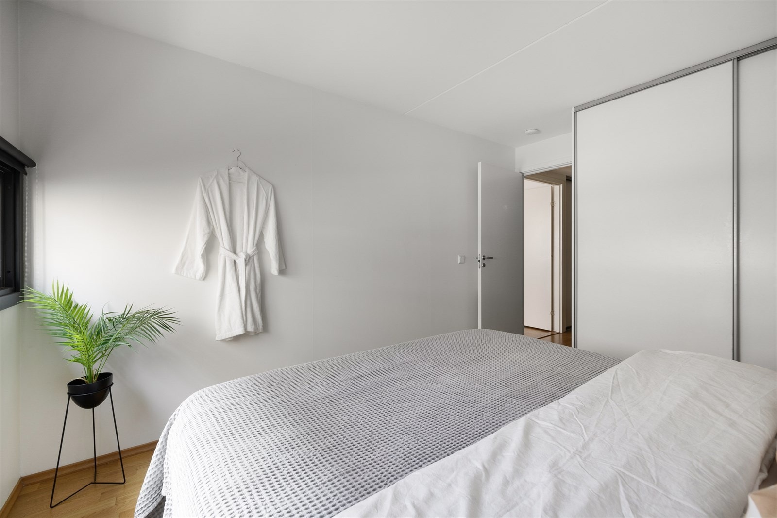 Praktisk skyvedørsgarderobe sørger for god plass til oppbevaring. Galleribilde