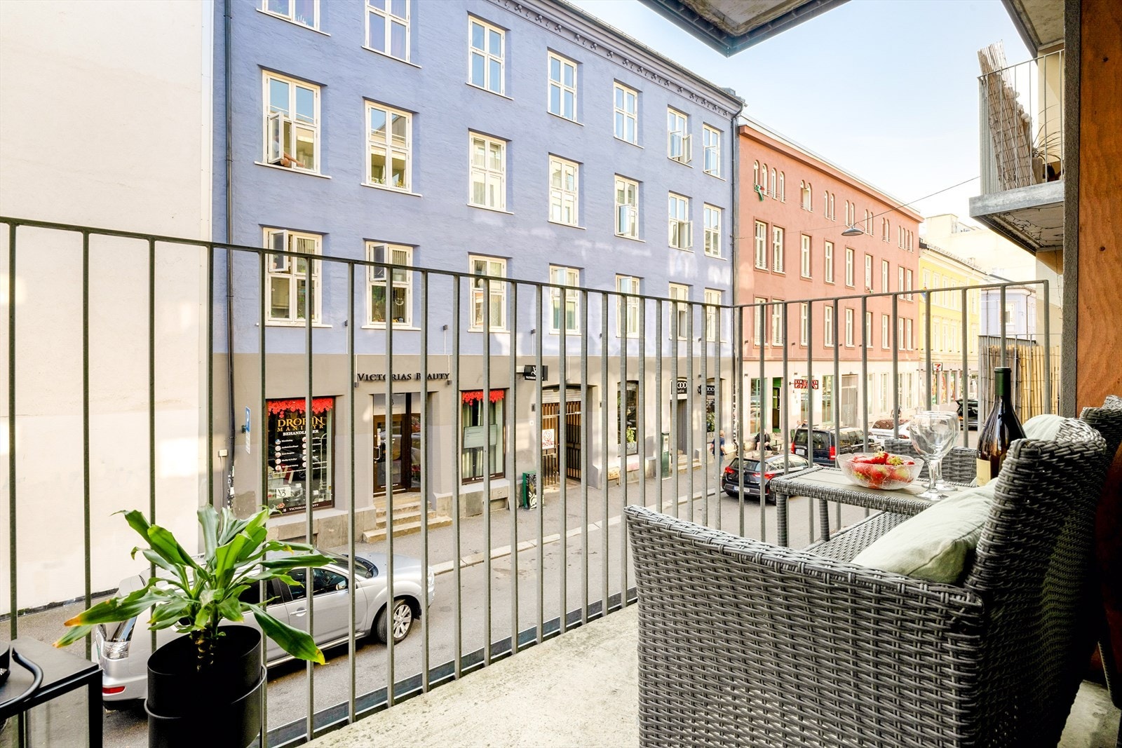Flott balkong med direkte adgang fra stuen, den fungerer som en forlengelse av stuen. Galleribilde