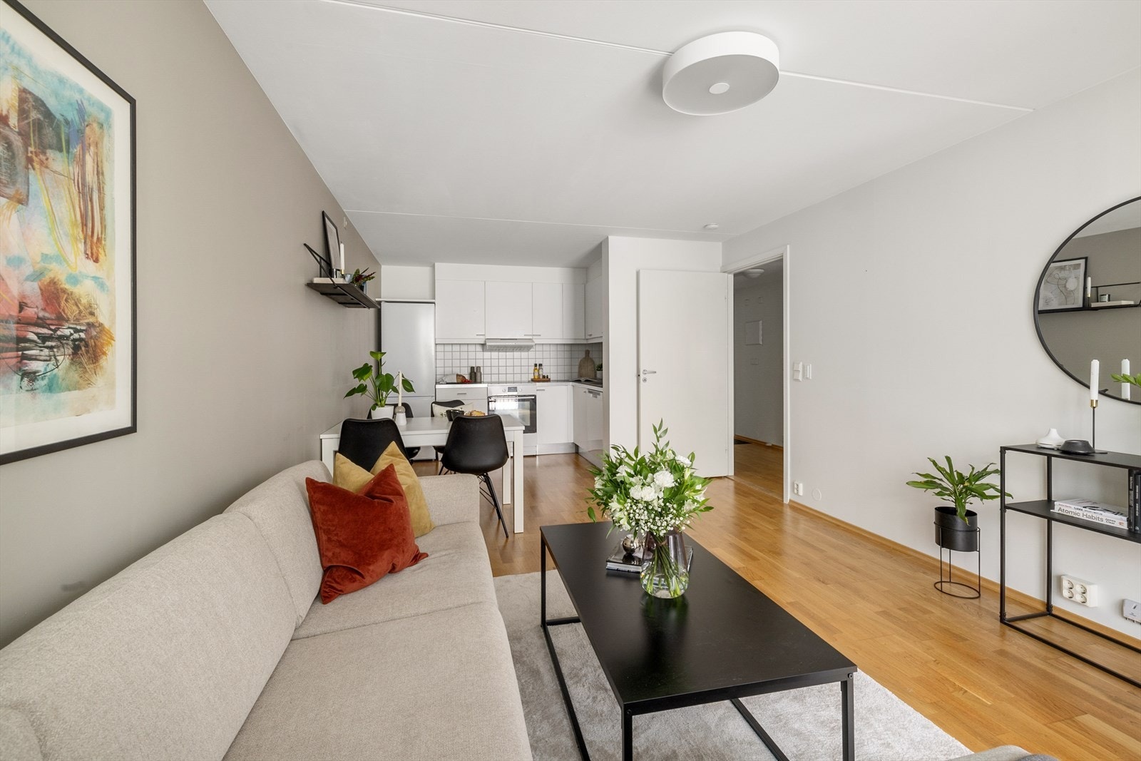 Stuen er lett å møblere og har god plass til spisegruppe, sofa og TV med tilhørende møblement. Galleribilde