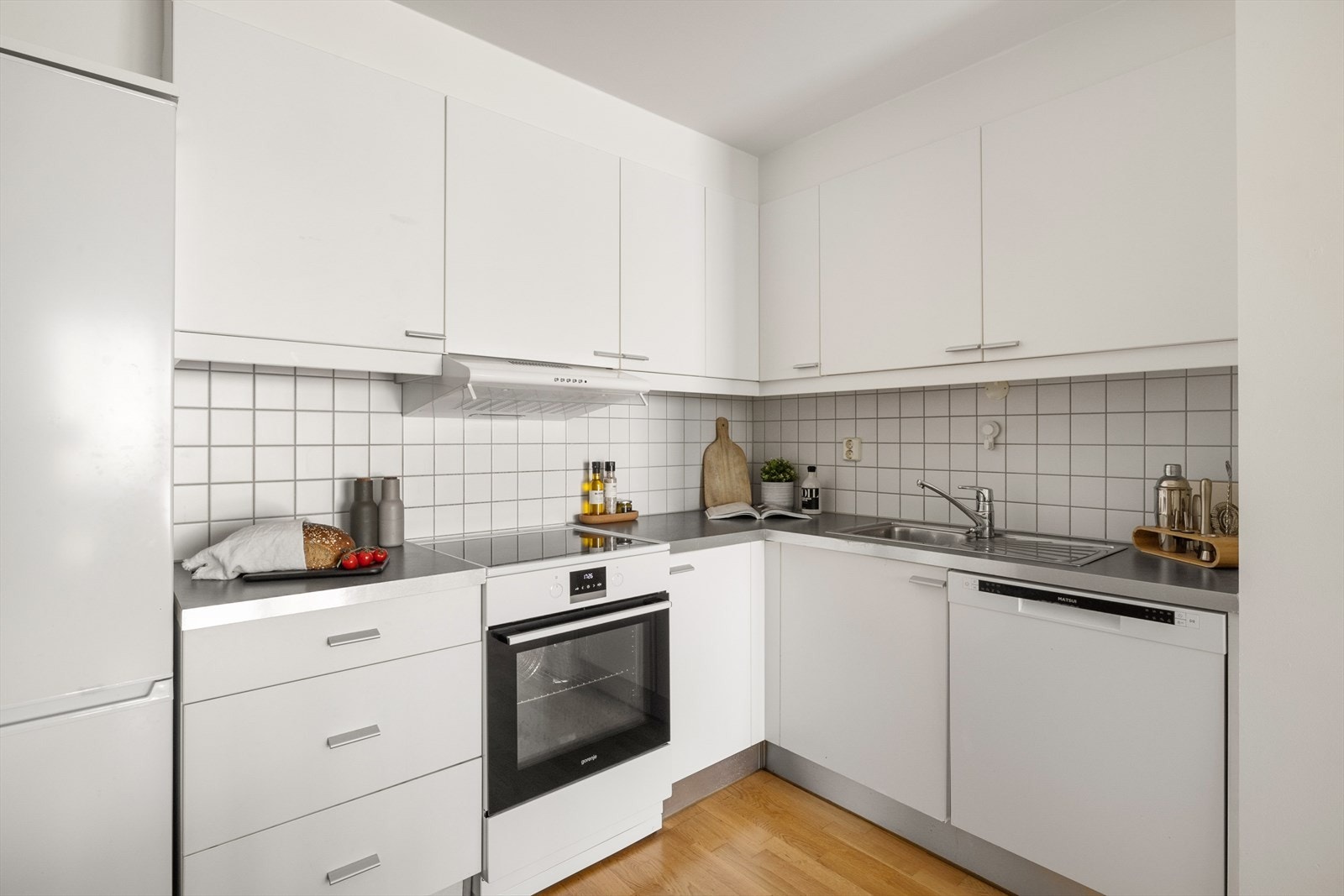 Kjøkkenet er utstyrt med ventilator, kum med ettgreps blandebatteri, komfyr med platetopp, kjøl/fryseskap og oppvaskmaskin. Hvitevarer er ikke vurdert, kun beskrevet. Kjøkkenventilator med kullfilter. Galleribilde