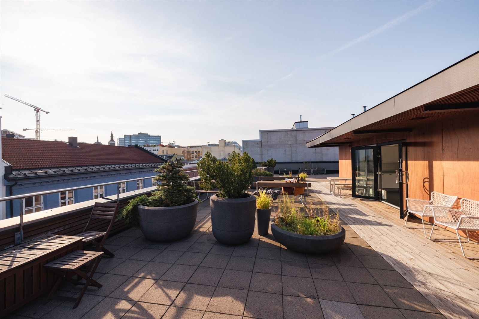 På takterrassen har du gode solforhold hvor du kan nyte fine sommerdager og flott utsikt Galleribilde