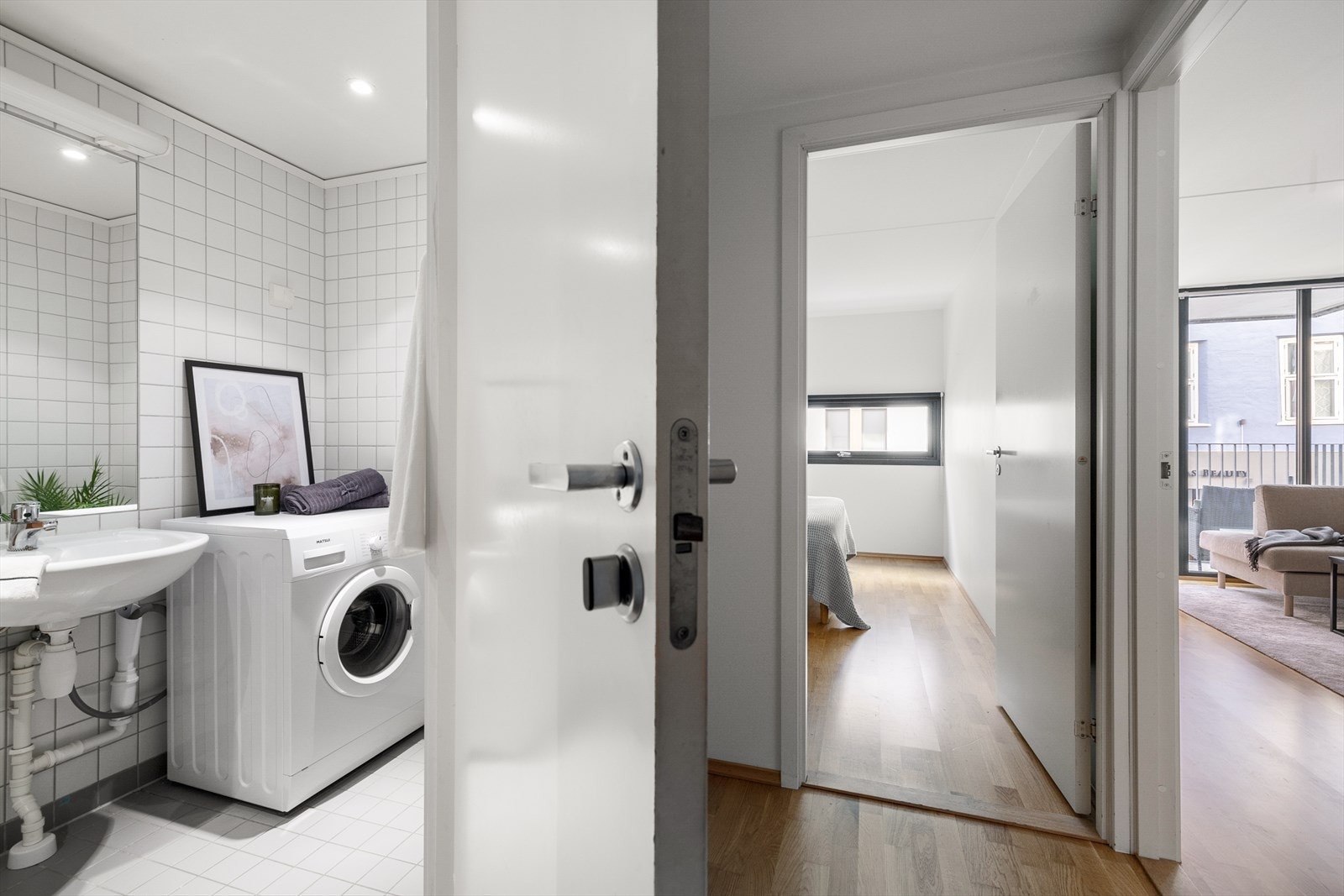 Flislagt bad med elektriske varmekabler på gulv med malt himling og innfelte downlights. Galleribilde