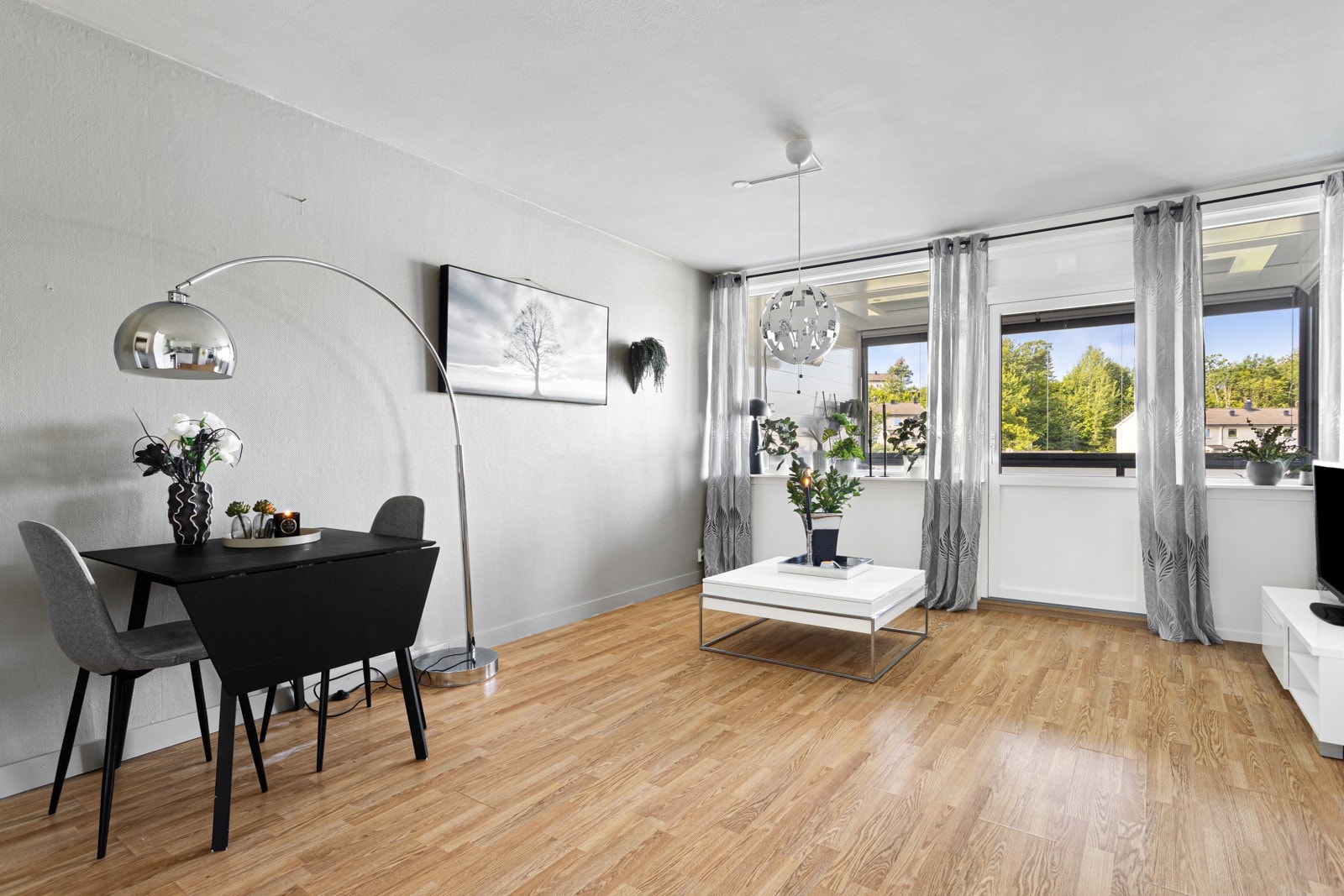 FIn stue med utgang til inklasset balkong. Galleribilde