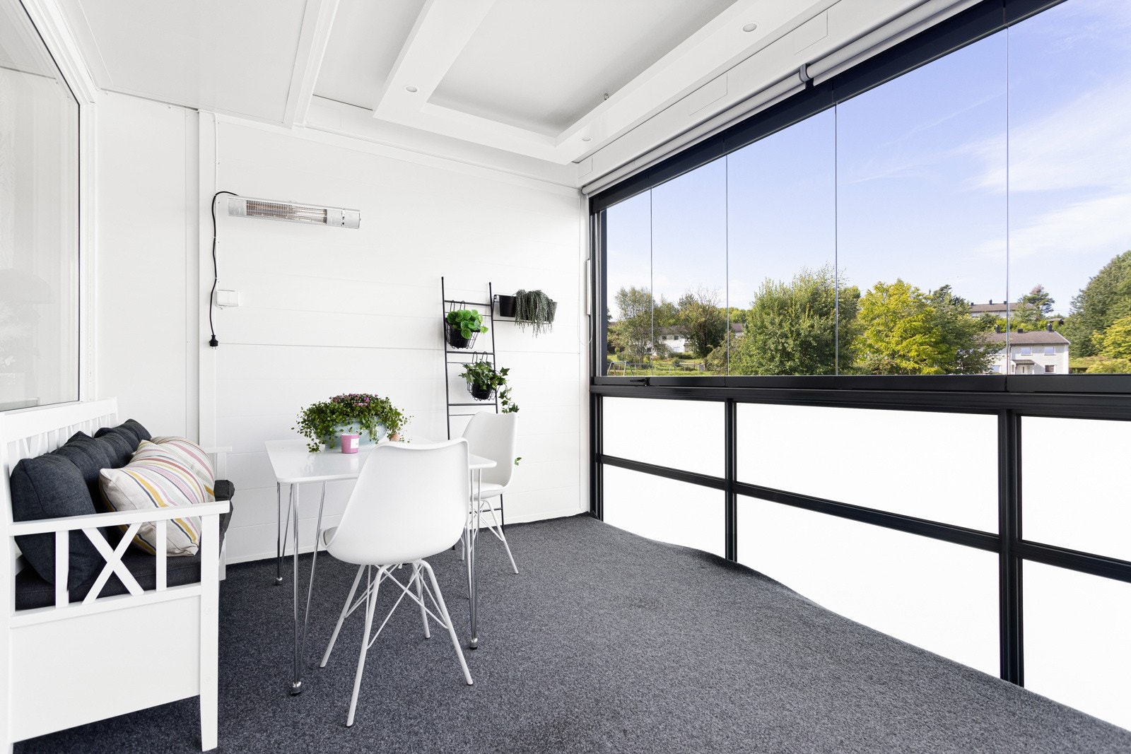 Innglasset balkong som ligger vestvendt. Galleribilde