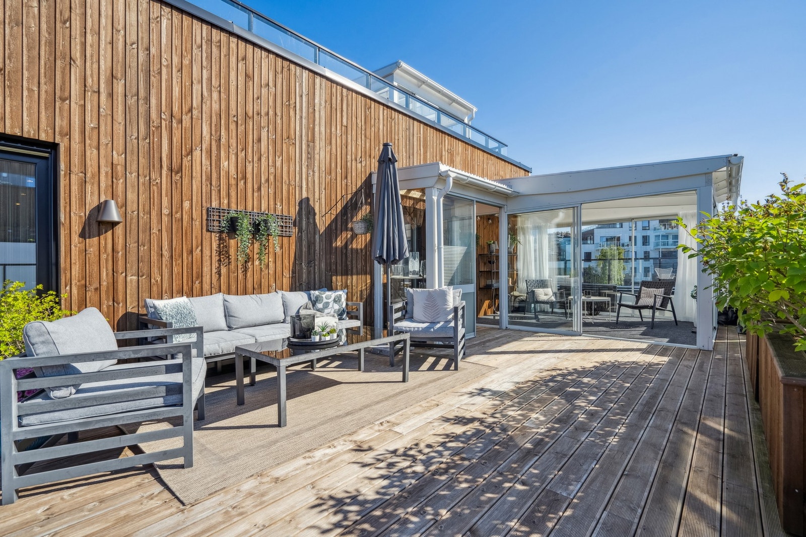 Terrasser og verandaer utgjør hele 83 kvm og er fordelt på 1 terrasse og 2 verandaer Galleribilde