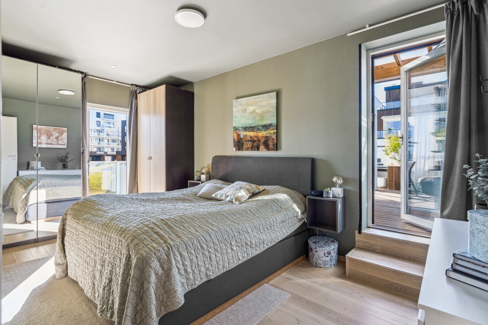 Hovedsoverom har utgang til østvendt veranda hvor morgenkaffen kan nytes i sola Galleribilde