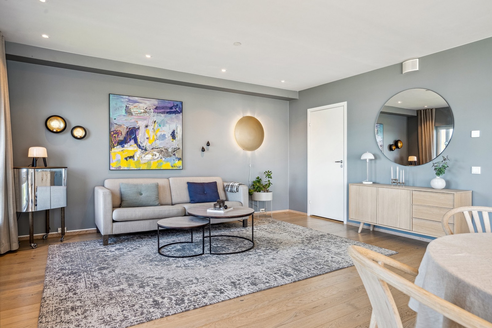 Stue med dør inn til praktisk bod Galleribilde