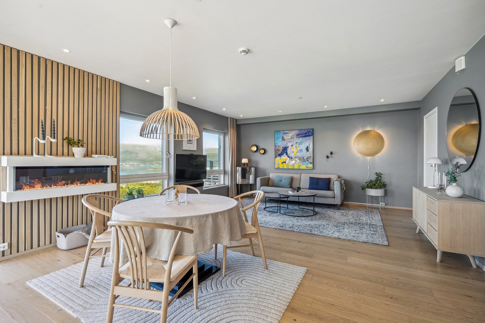 Rommet er påkostet med ekstra spotter i taket Galleribilde