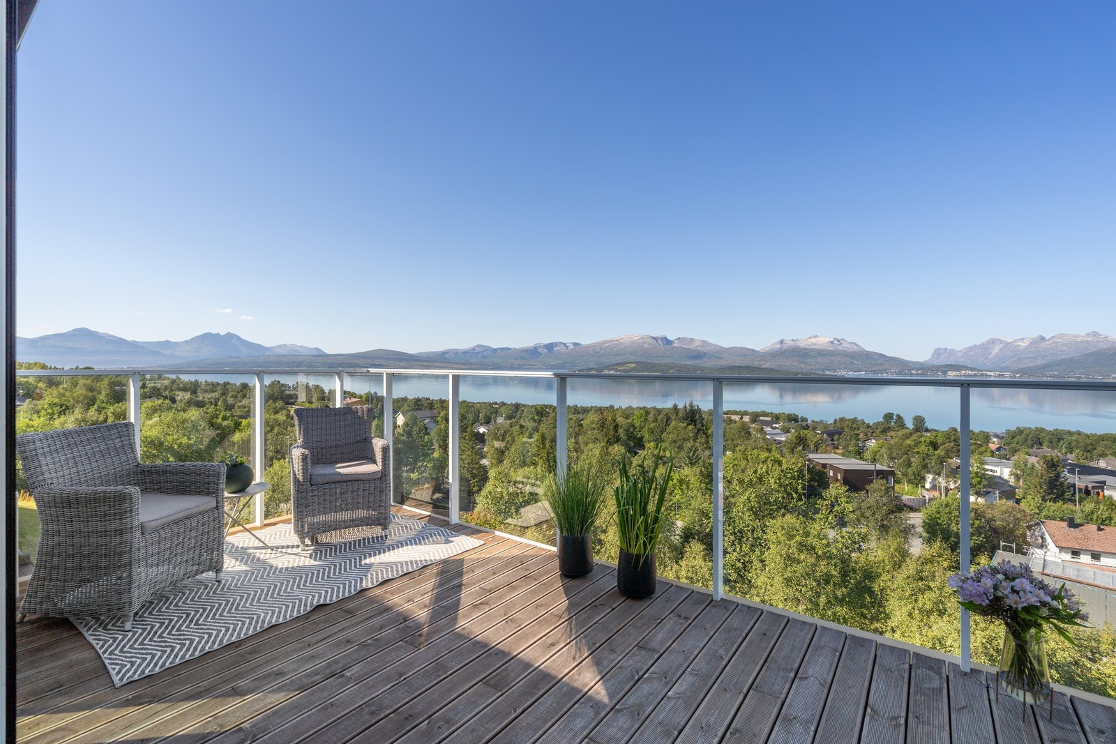 Fra verandaen i front av leiligheten er utsikten helt upåklagelig mot fjellene på Kvaløya Galleribilde