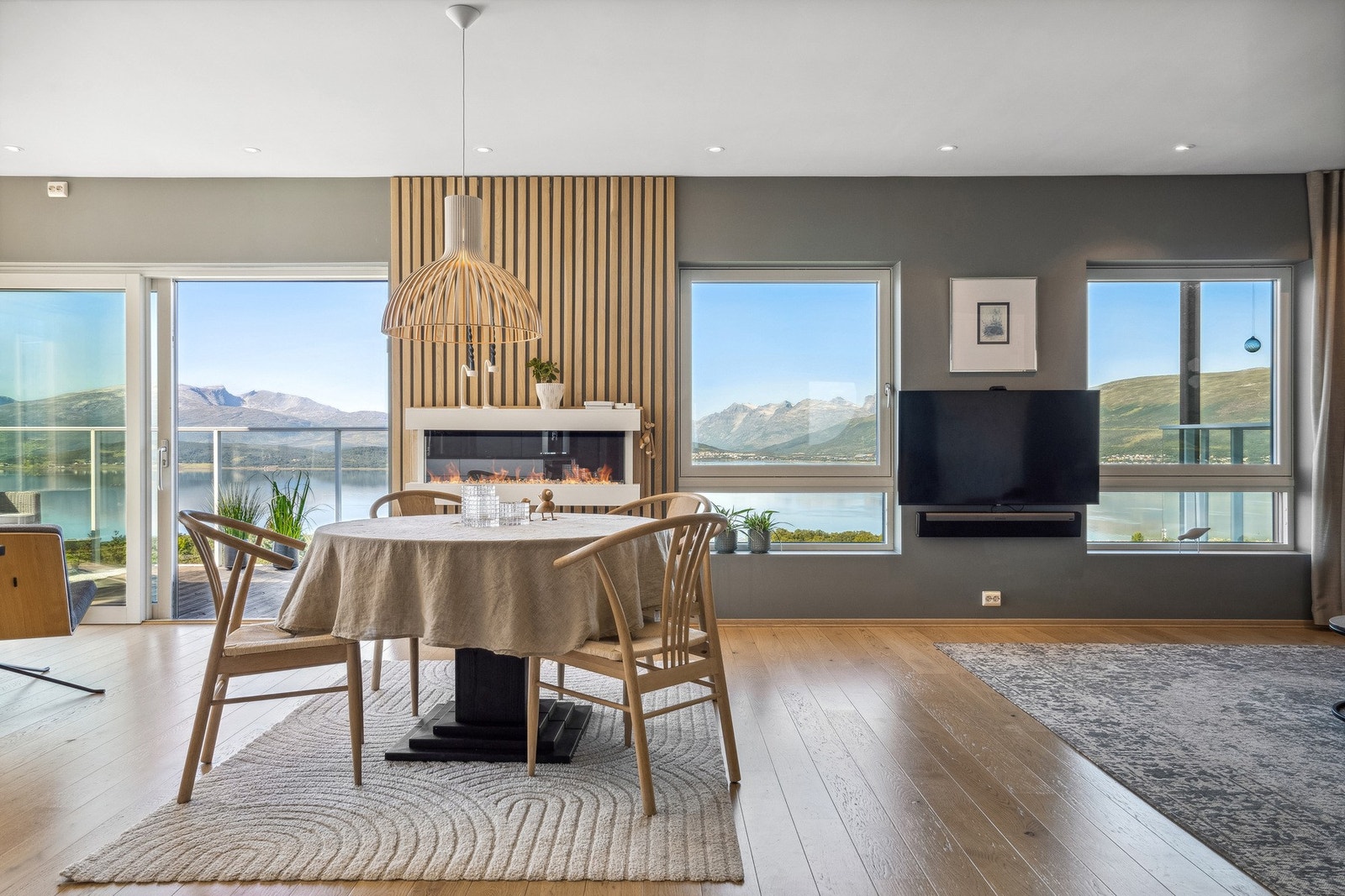 Med store vinduer i front ser du utsikten med en gang du kommer inn fra gangen Galleribilde