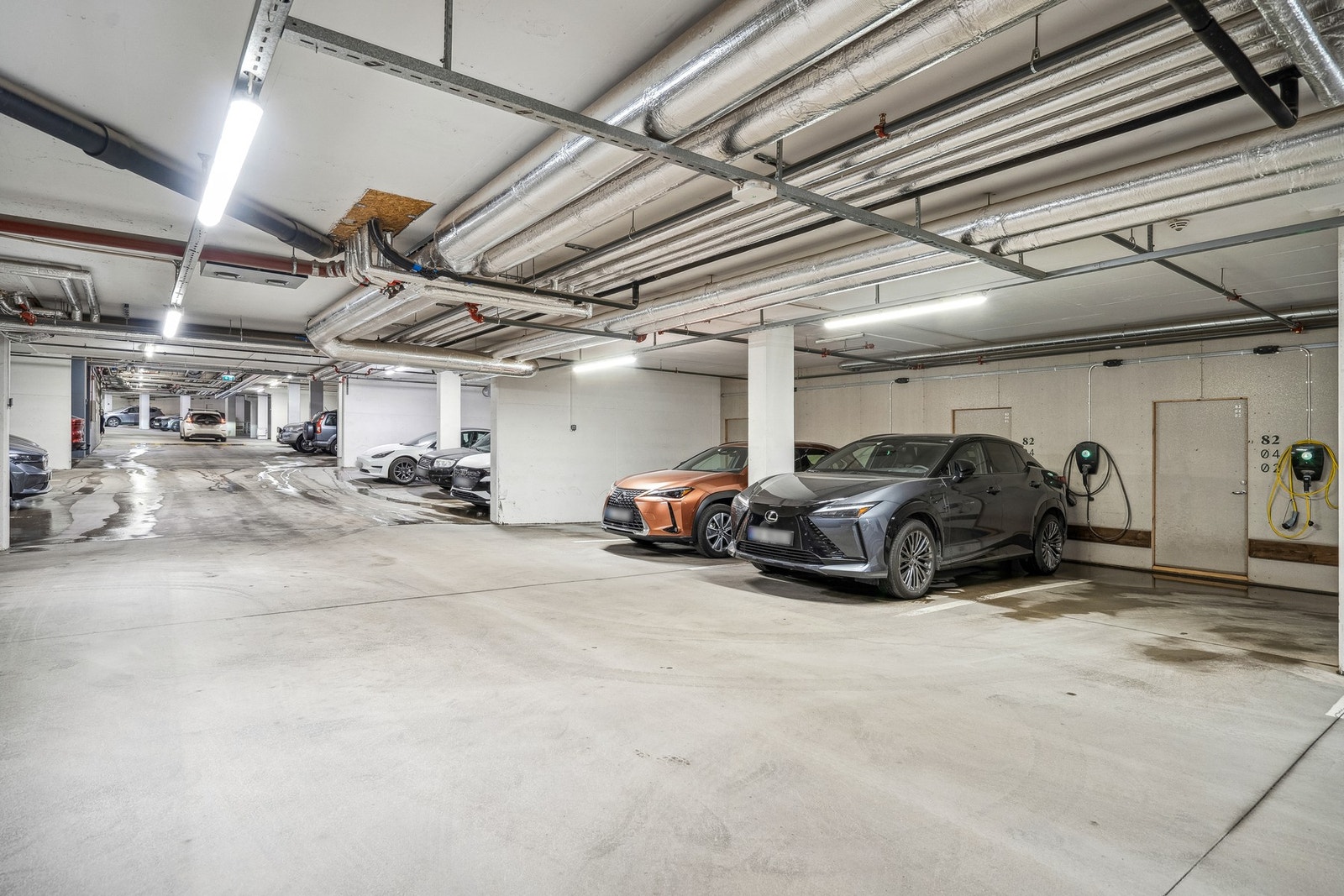 Parkeringsplass med elbil lader medfølger Galleribilde