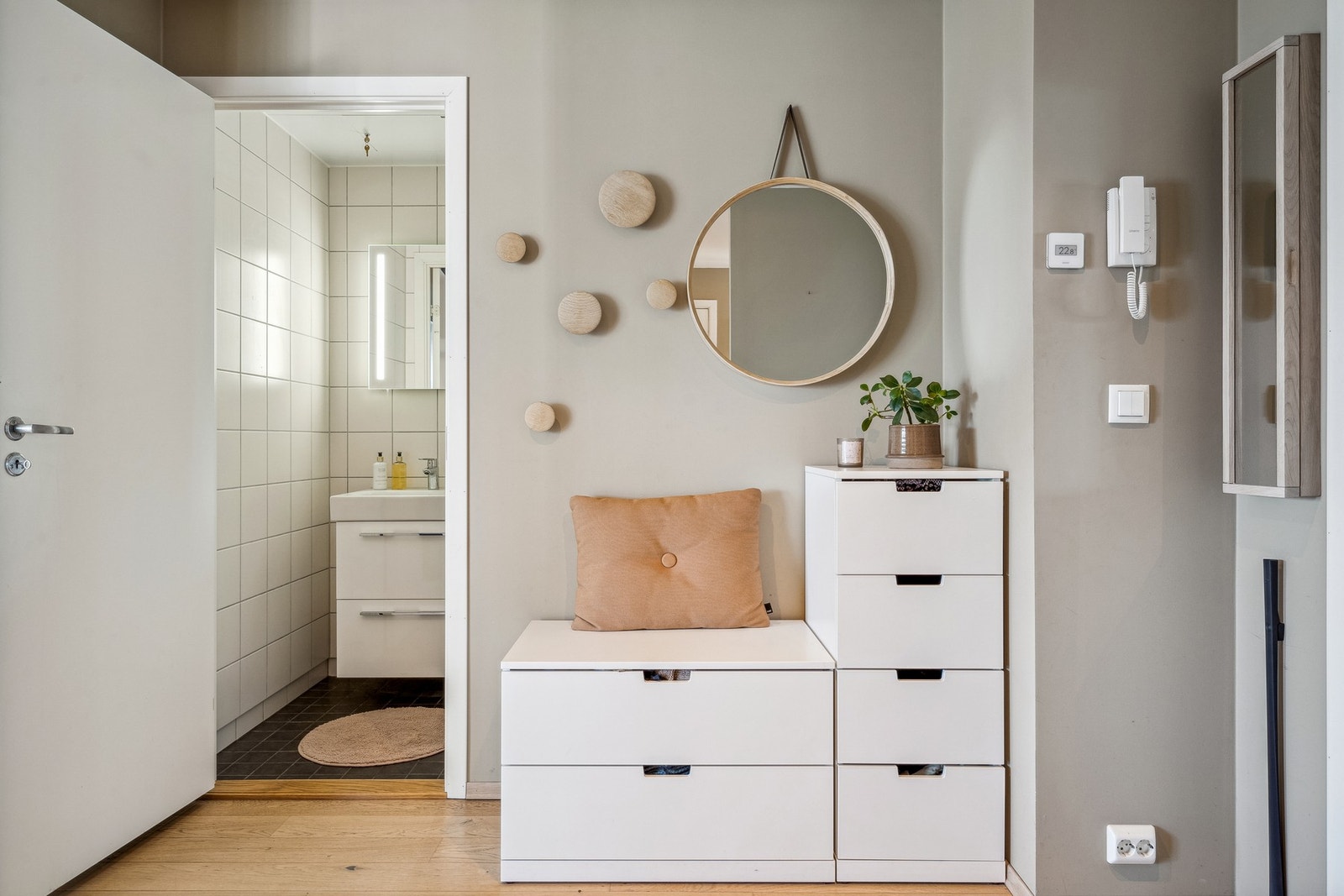 Gang med videre adkomst til toalettrom og bad Galleribilde