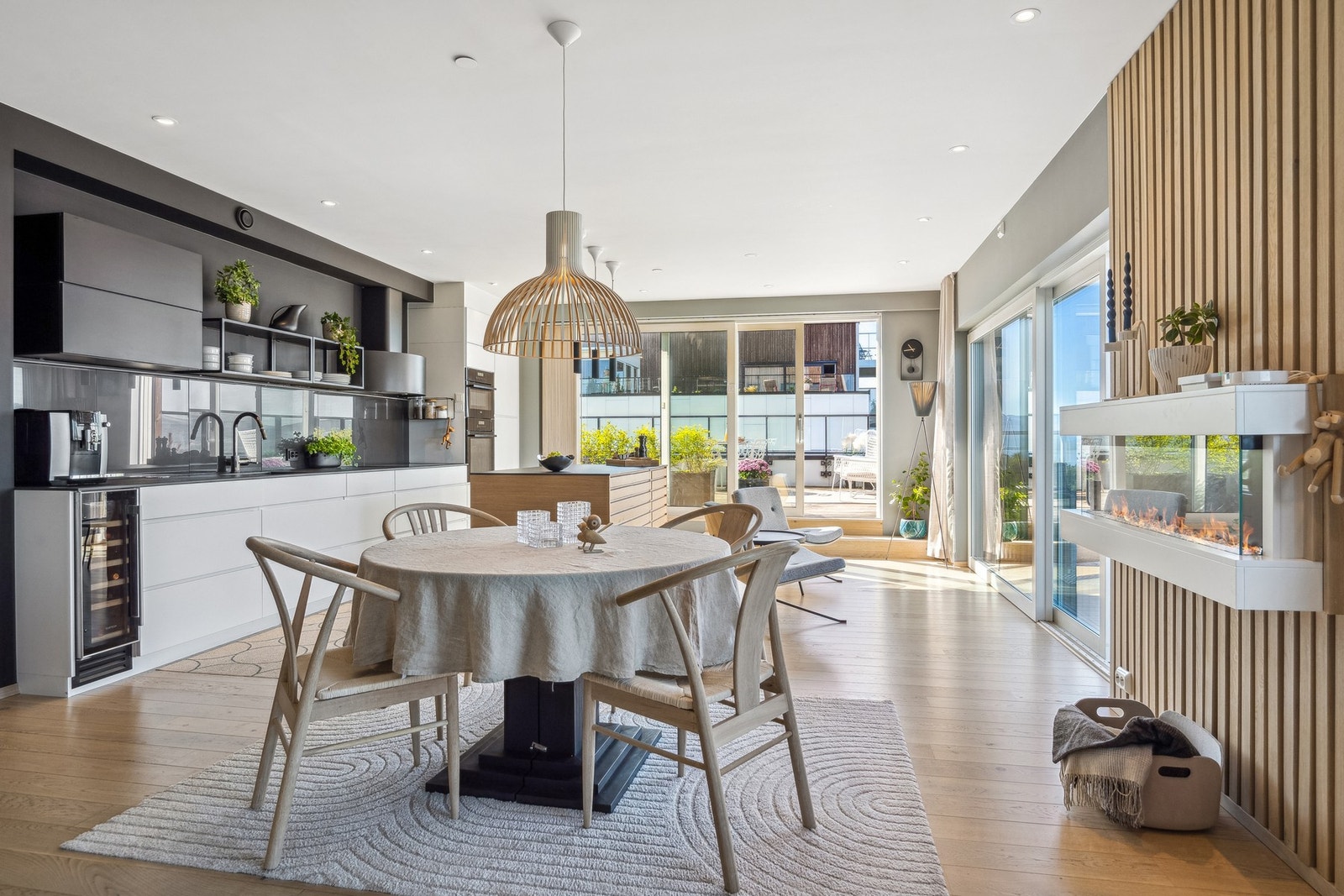 Bra med plass til spisegruppe som skille i rommet Galleribilde