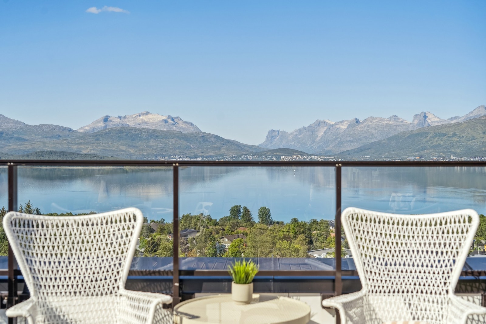 Velkommen til denne flotte leiligheten på Norrøna! En svært fin leilighet med eksklusiv vestvendt beliggenhet av de sjeldne Galleribilde