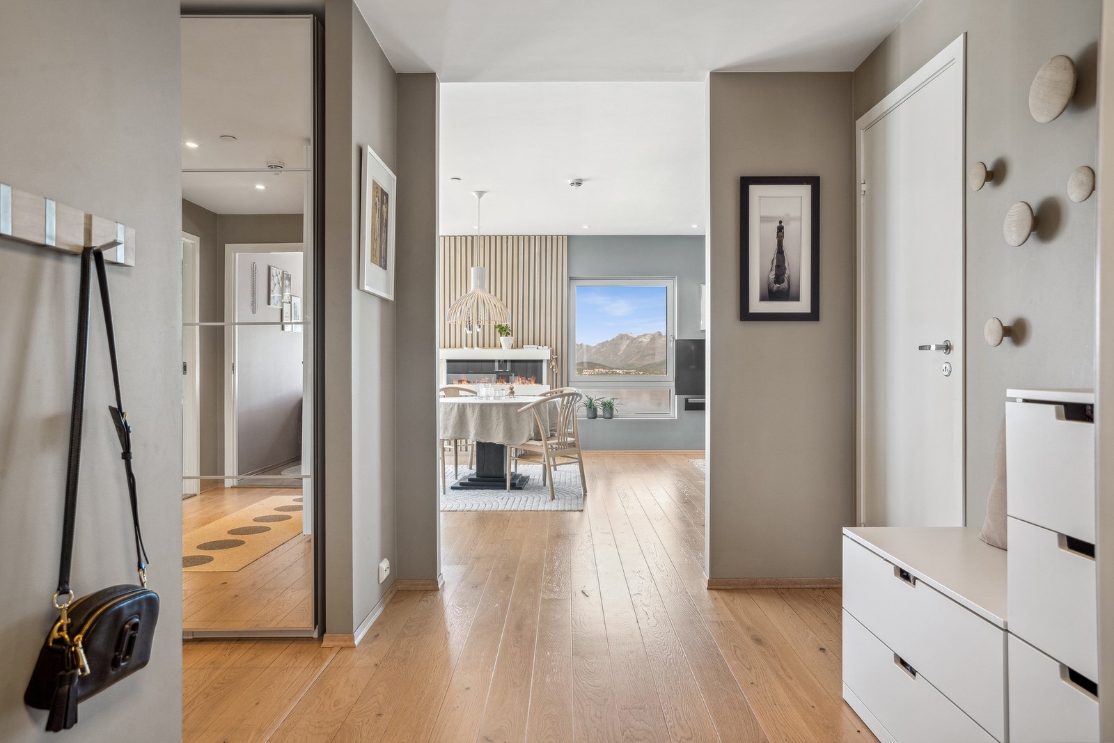 Gangen har mye god lagringsplass i garderober Galleribilde