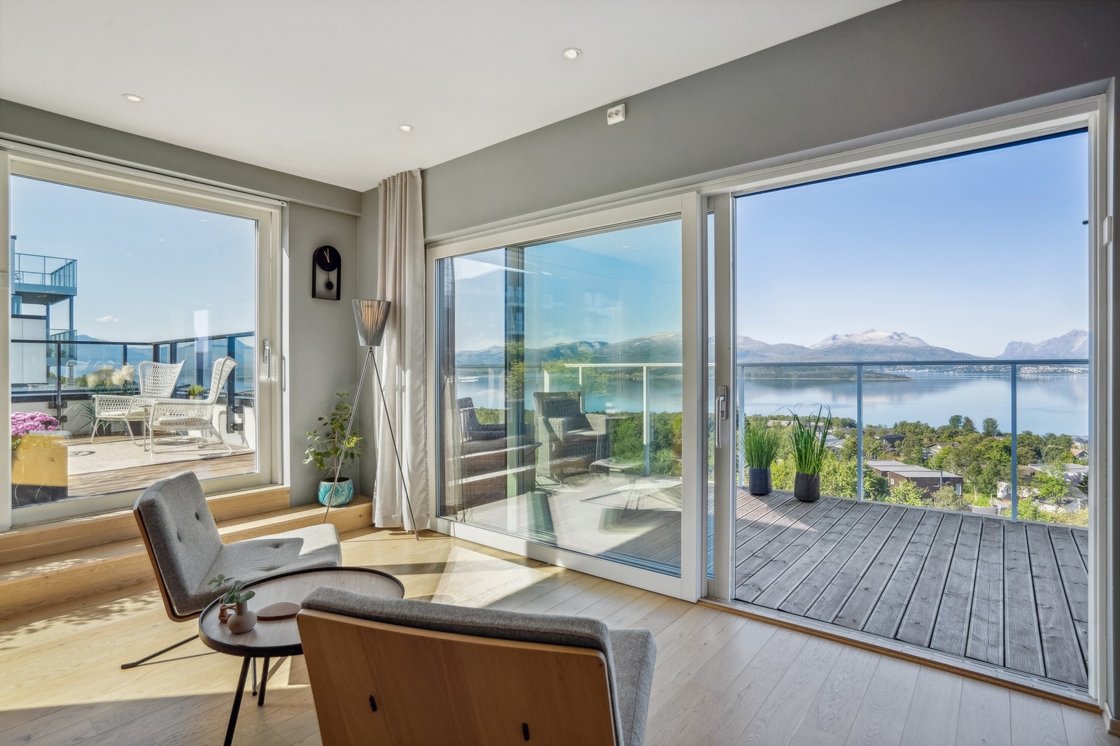 Utgang til stor terrasse fra kjøkkenet Galleribilde