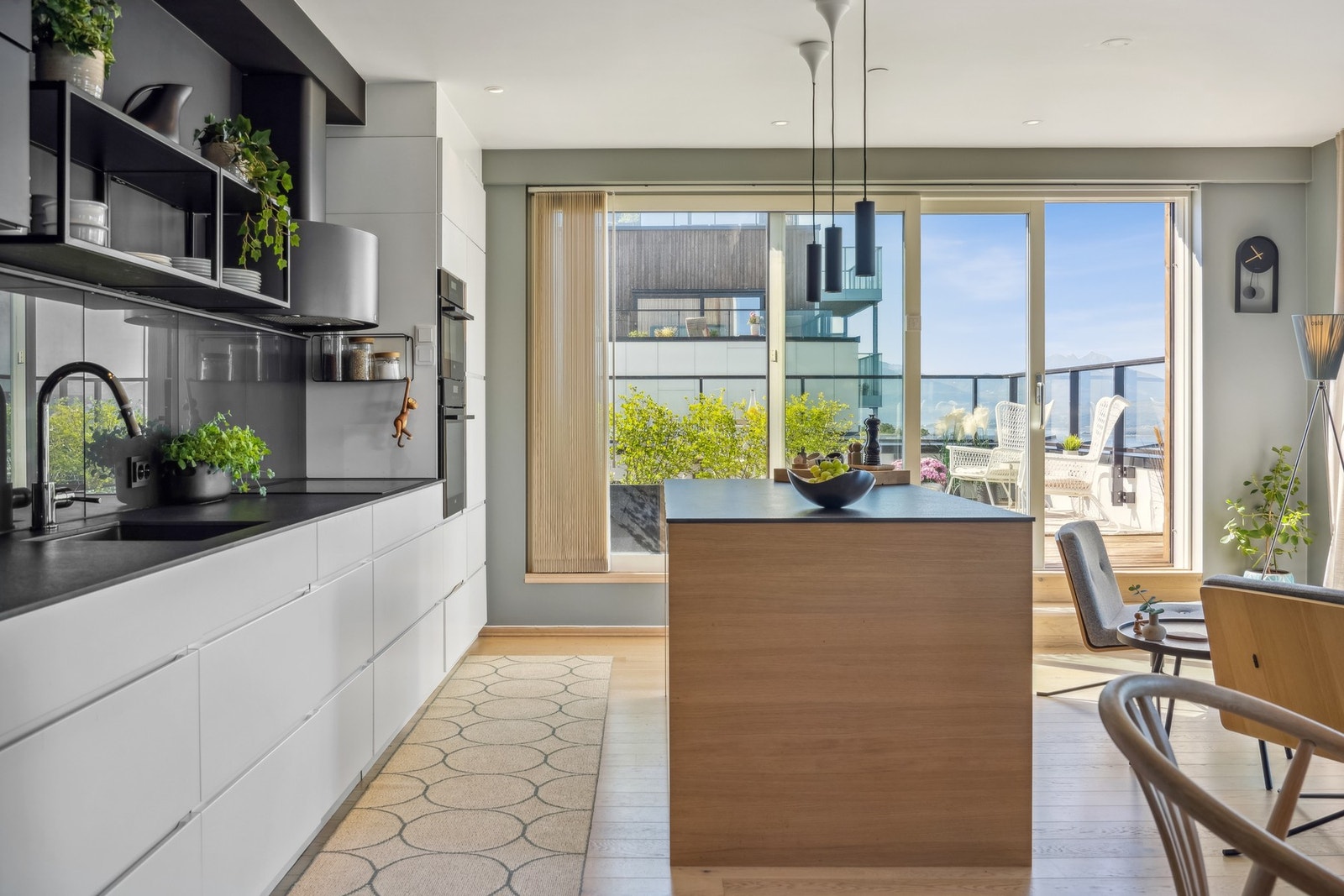 Kjøkkenet er meget lekkert og har praktisk kjøkkenøy Galleribilde