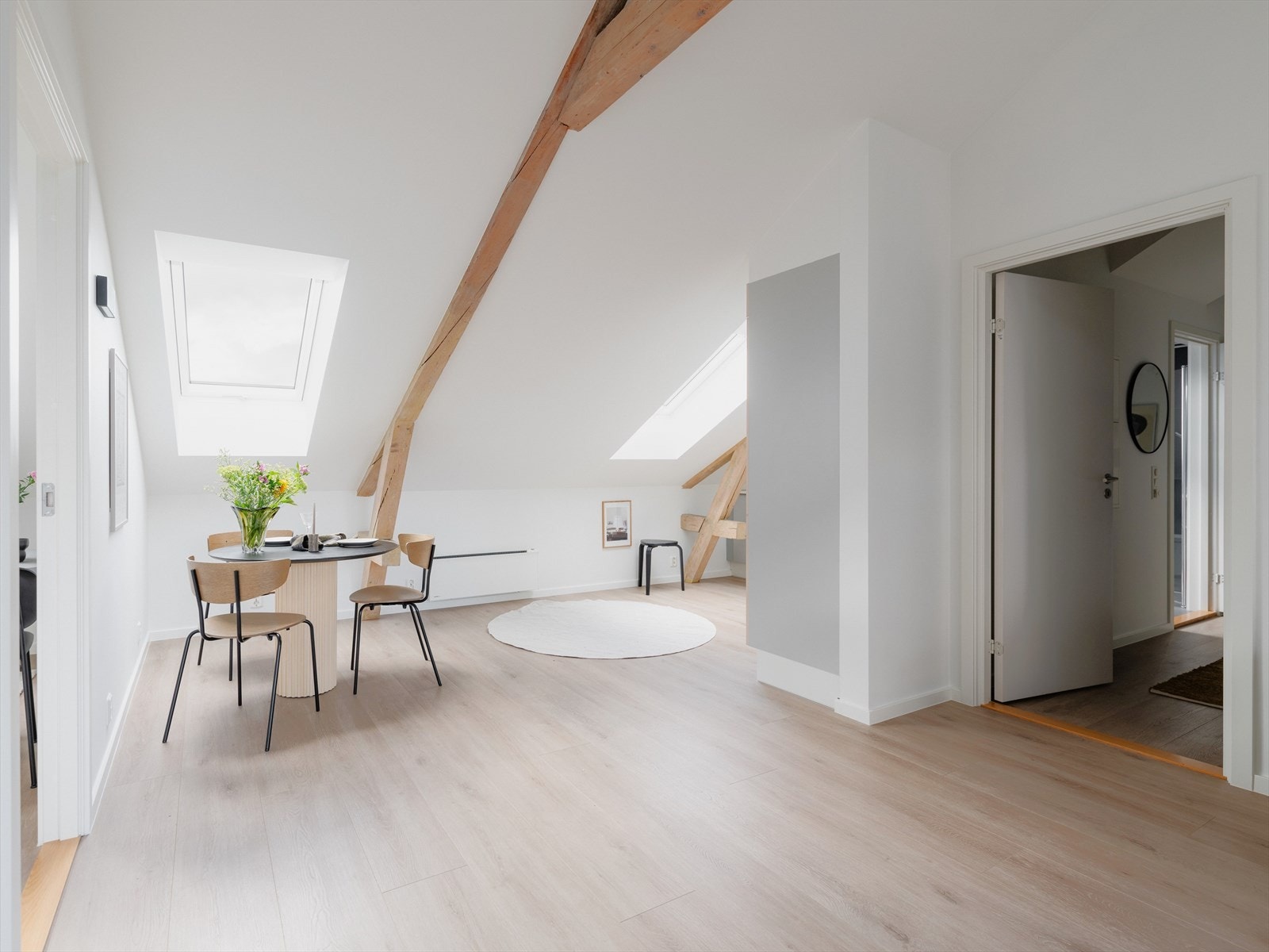 Kombinasjonen av den rause takhøyden, store vinduene og beliggenheten i høyden bidrar til en herlig romfølelse. Galleribilde