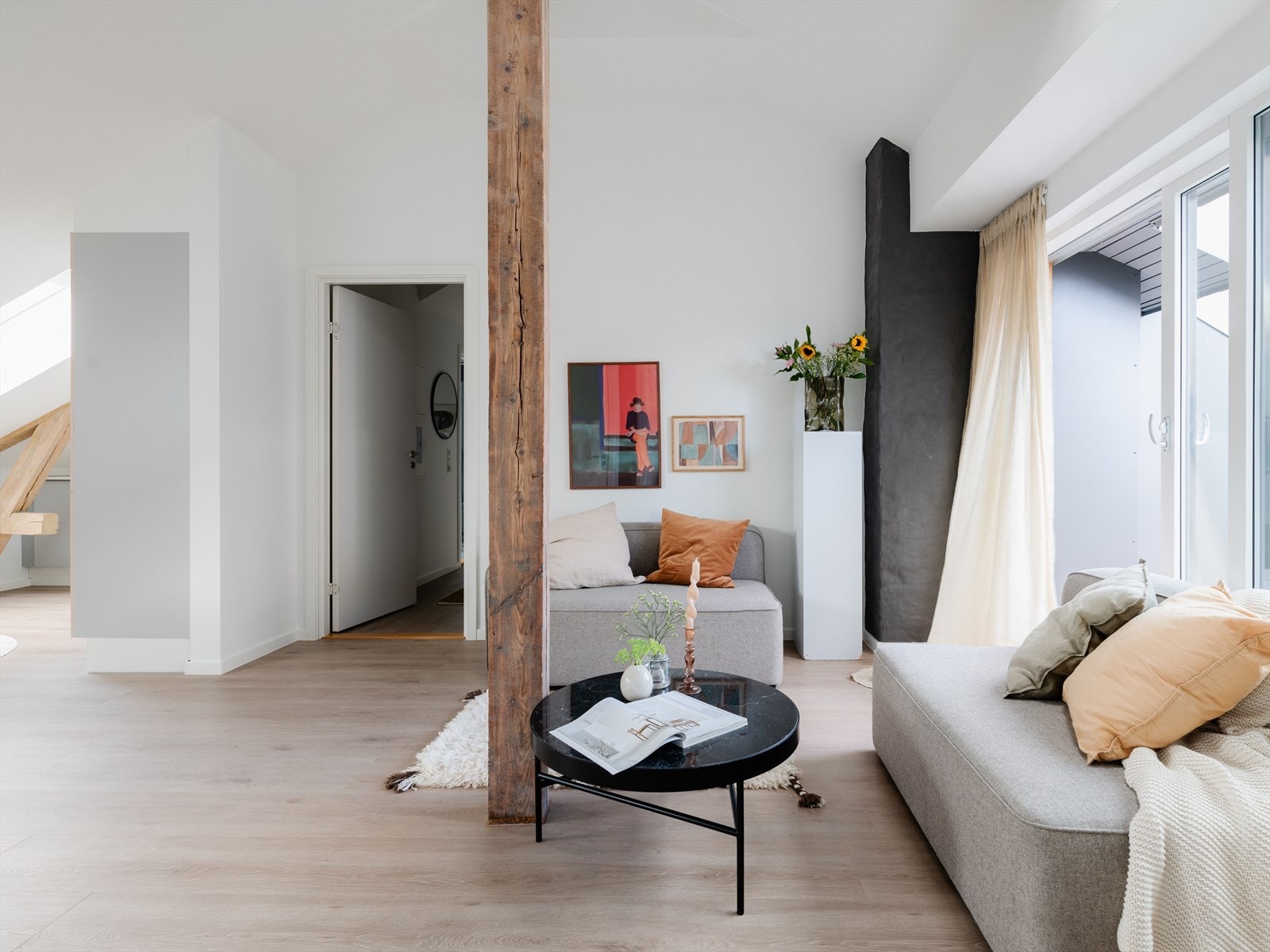 Leiligheten byr på flotte klassiske detaljer, kombinert med slette, moderne overflater. Galleribilde