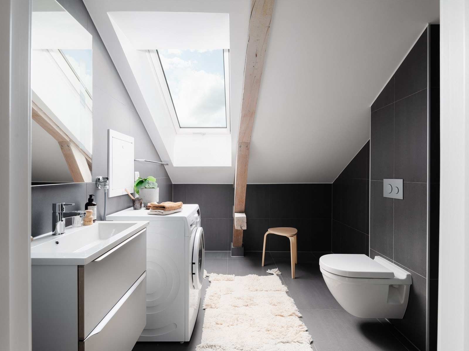 Det arealsmarte badet har tidløse, mørke fliser. Her har du også varmekabler i gulv, som holder føttene varme. Galleribilde