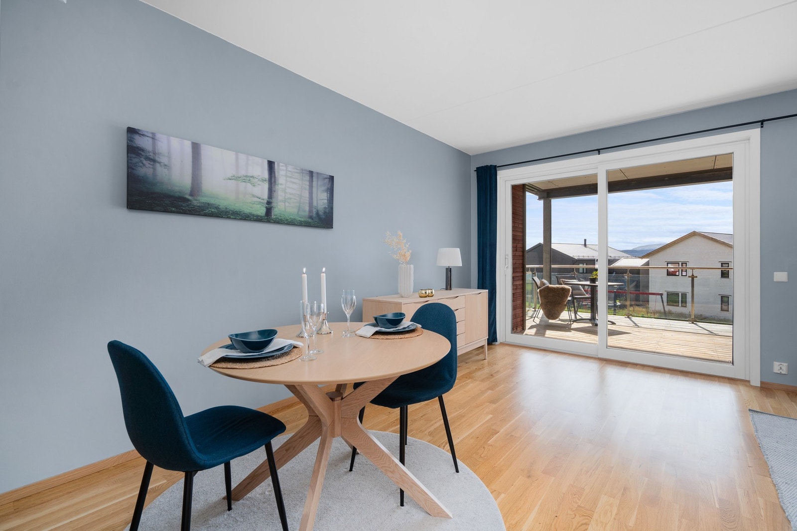 Store vindusflater gir godt med naturlig lys inn i leiligheten. Galleribilde