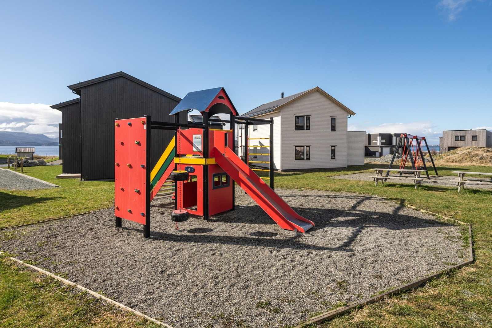 Lekeplassen nedenfor blokka Galleribilde