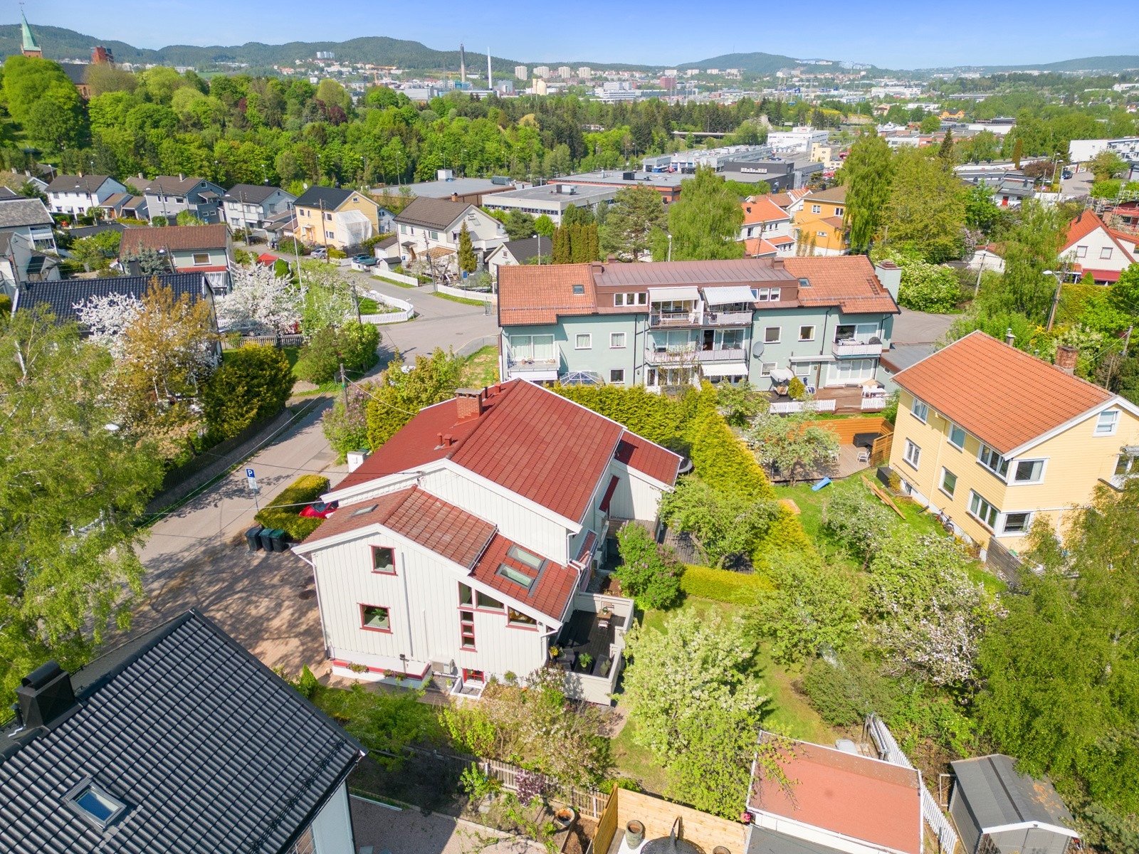 Her bor man barnevennlig og lettvint til, med kort og trygg skolevei. Galleribilde