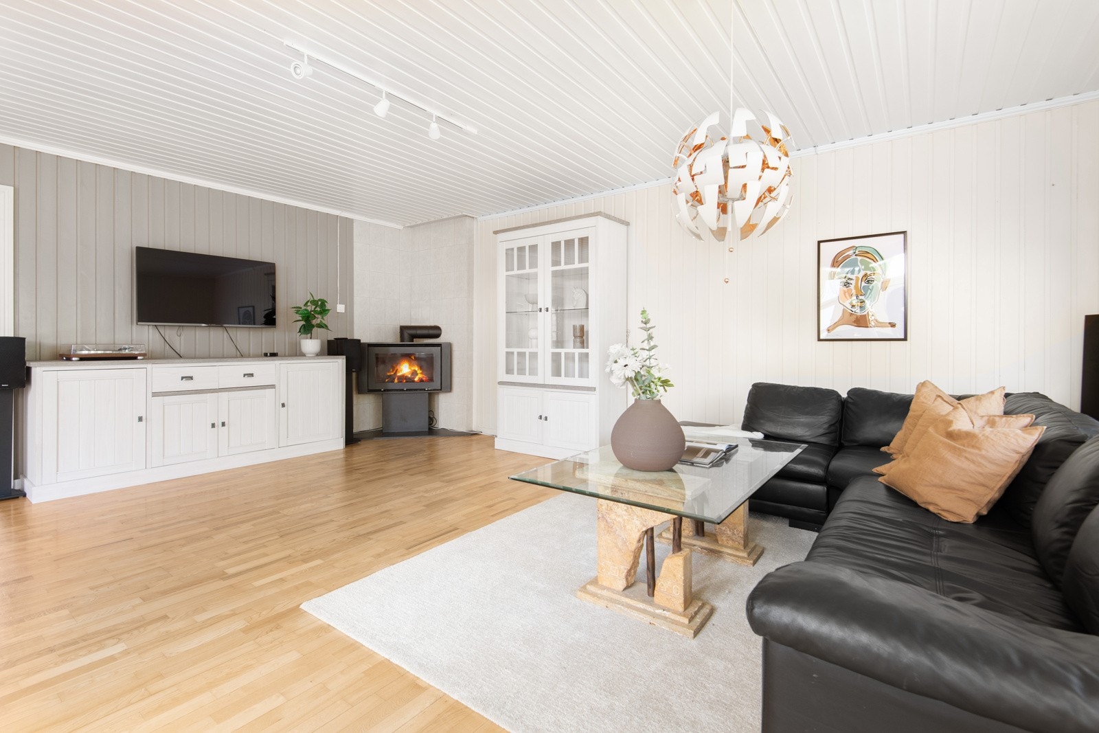 Det er satt inn en peisovn fra 2015 som bidrar til varme på kalde høst- og vinterdager. Galleribilde